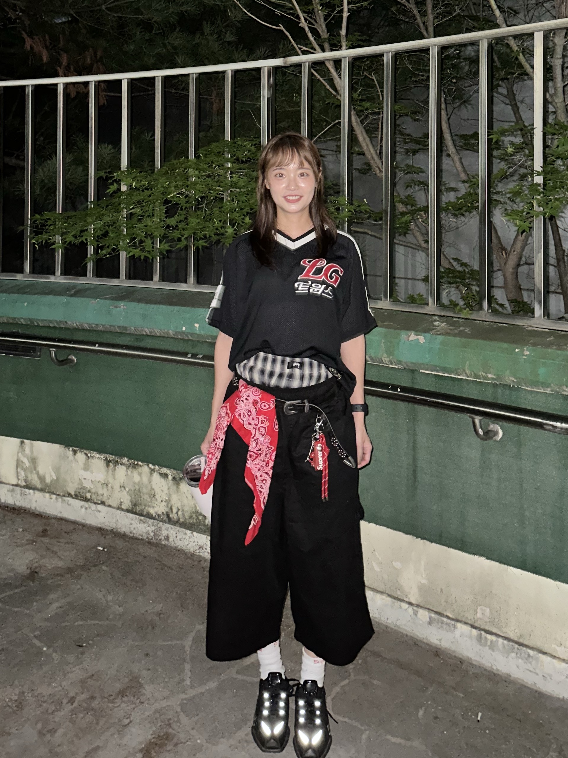 LG TWINS Classic Uniform Away, Nike x Martine Rose Shox MR4 Black 착용 스타일 - 4