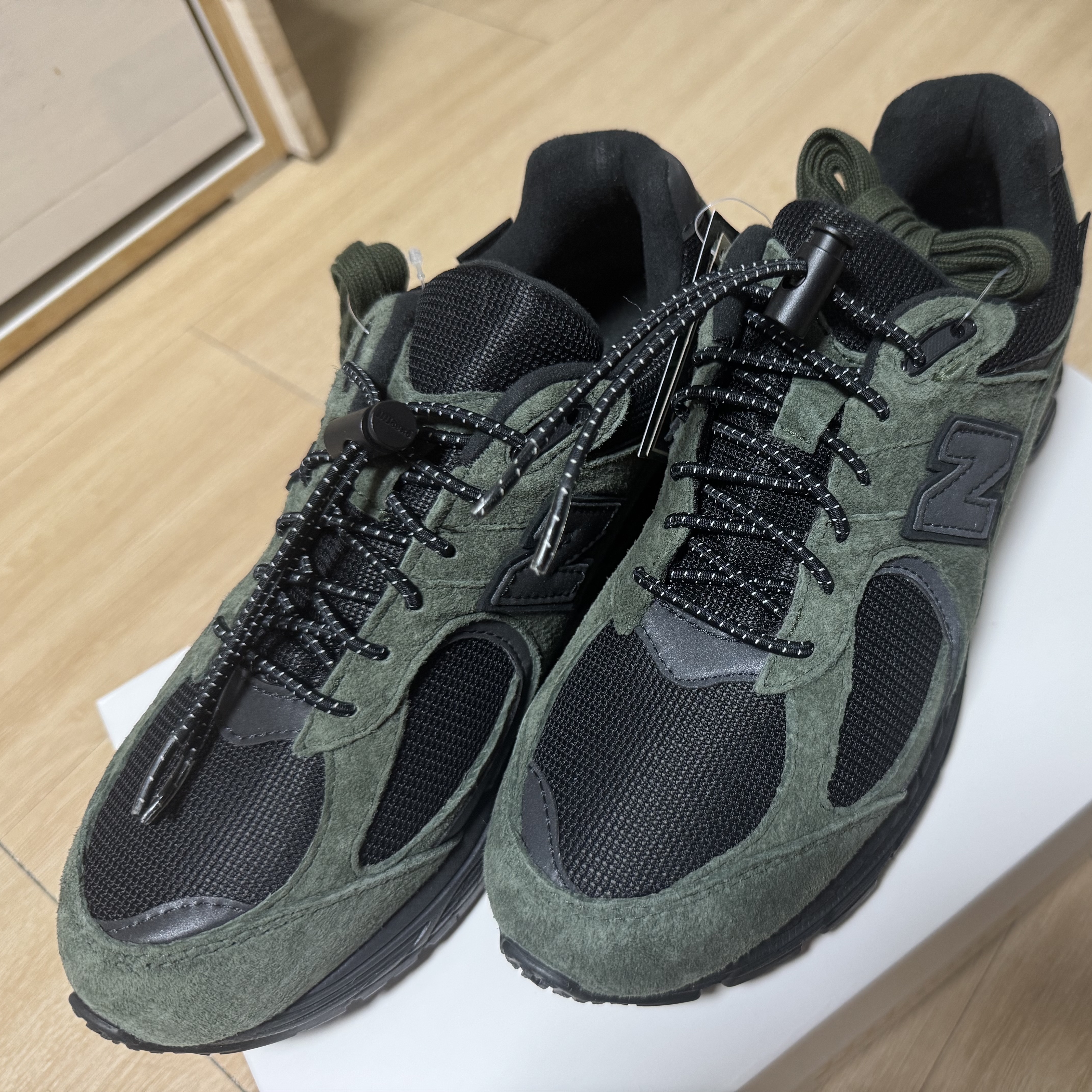 New Balance x JJJJound 2002R Gore-Tex Pine 착용 스타일 - 1