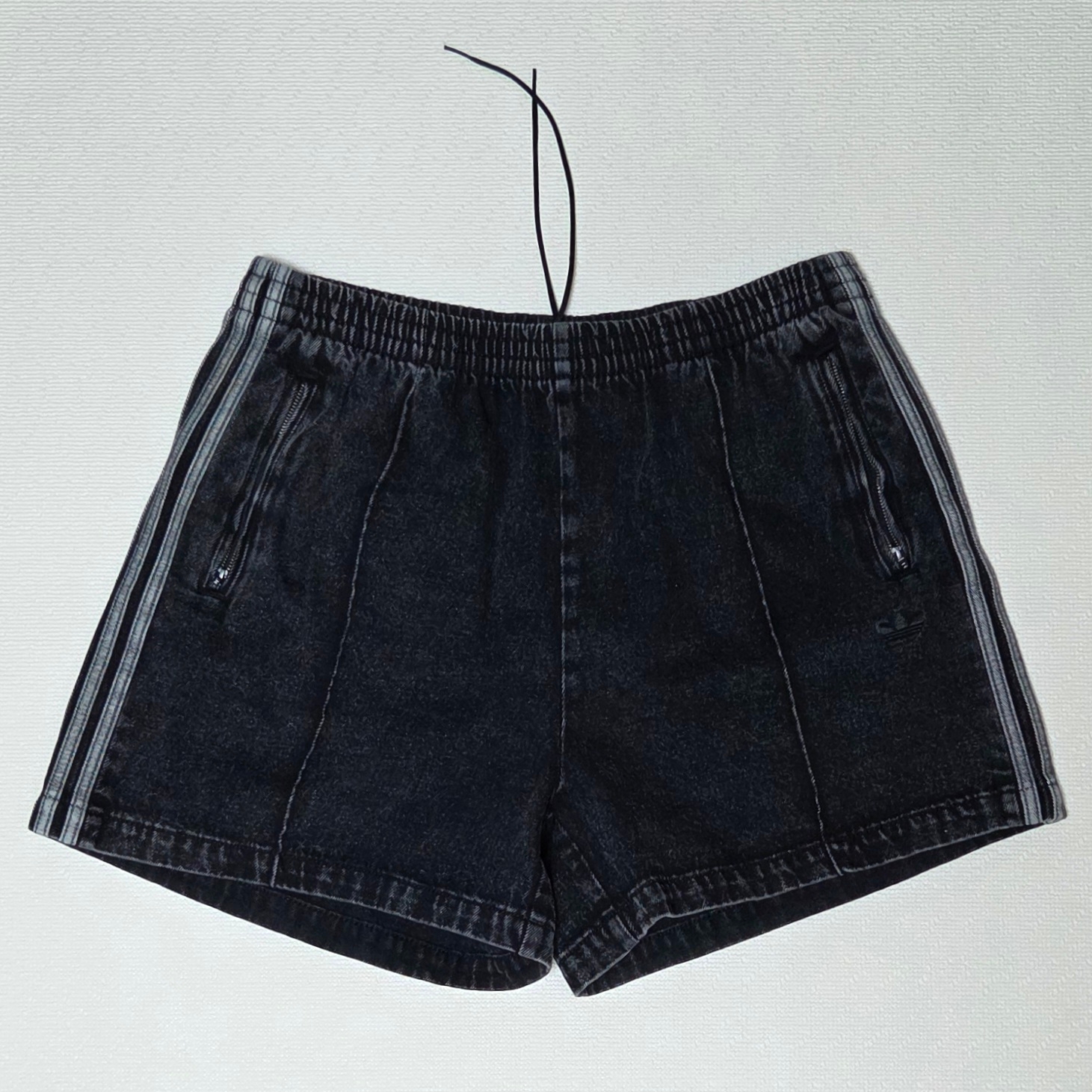 (W) Adidas Adicolor Denim Firebird Shorts True Black Denim - US Sizing 착용 스타일 - 1
