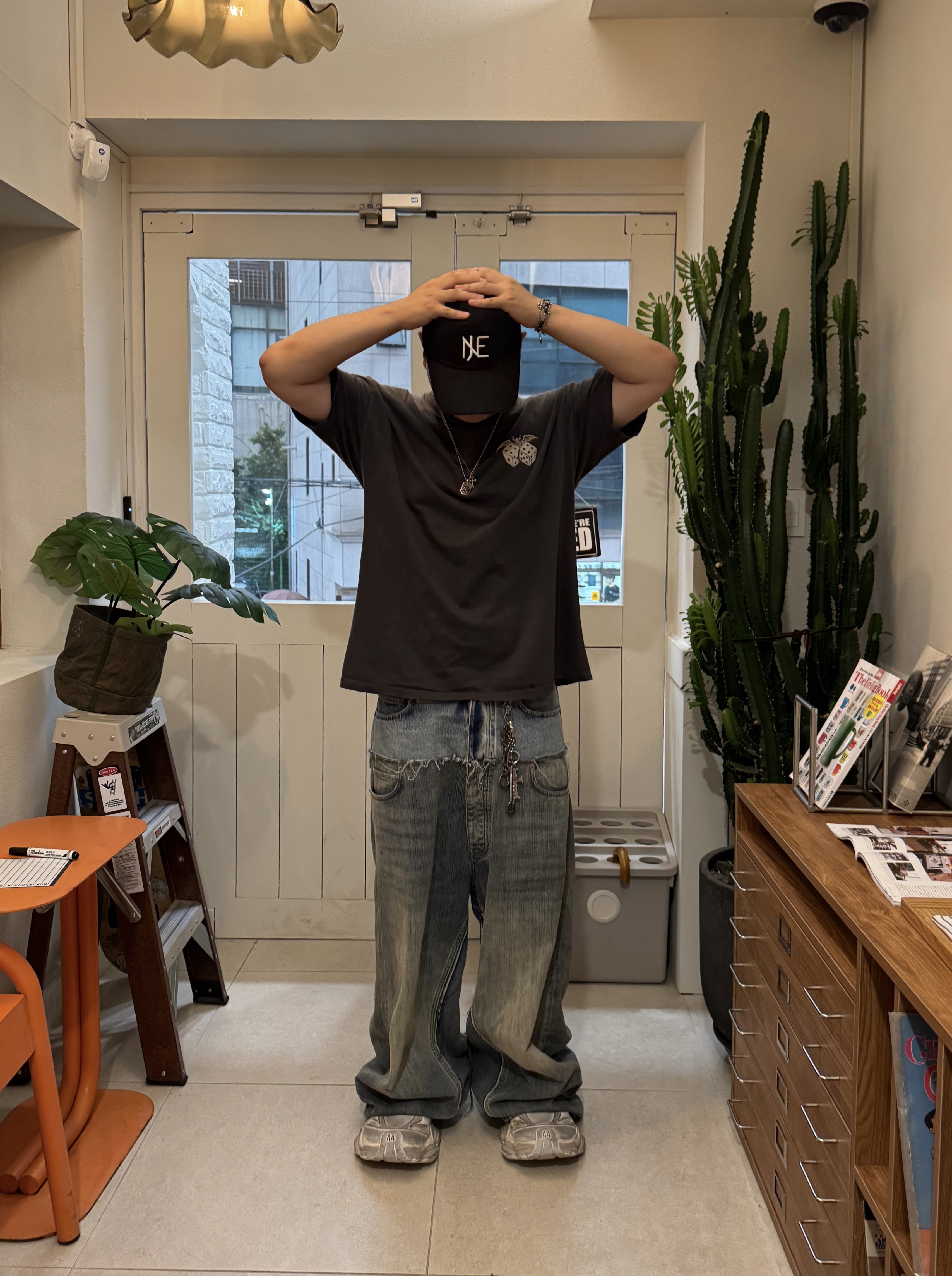 Balenciaga Cargo Sneakers Beige 착용 스타일