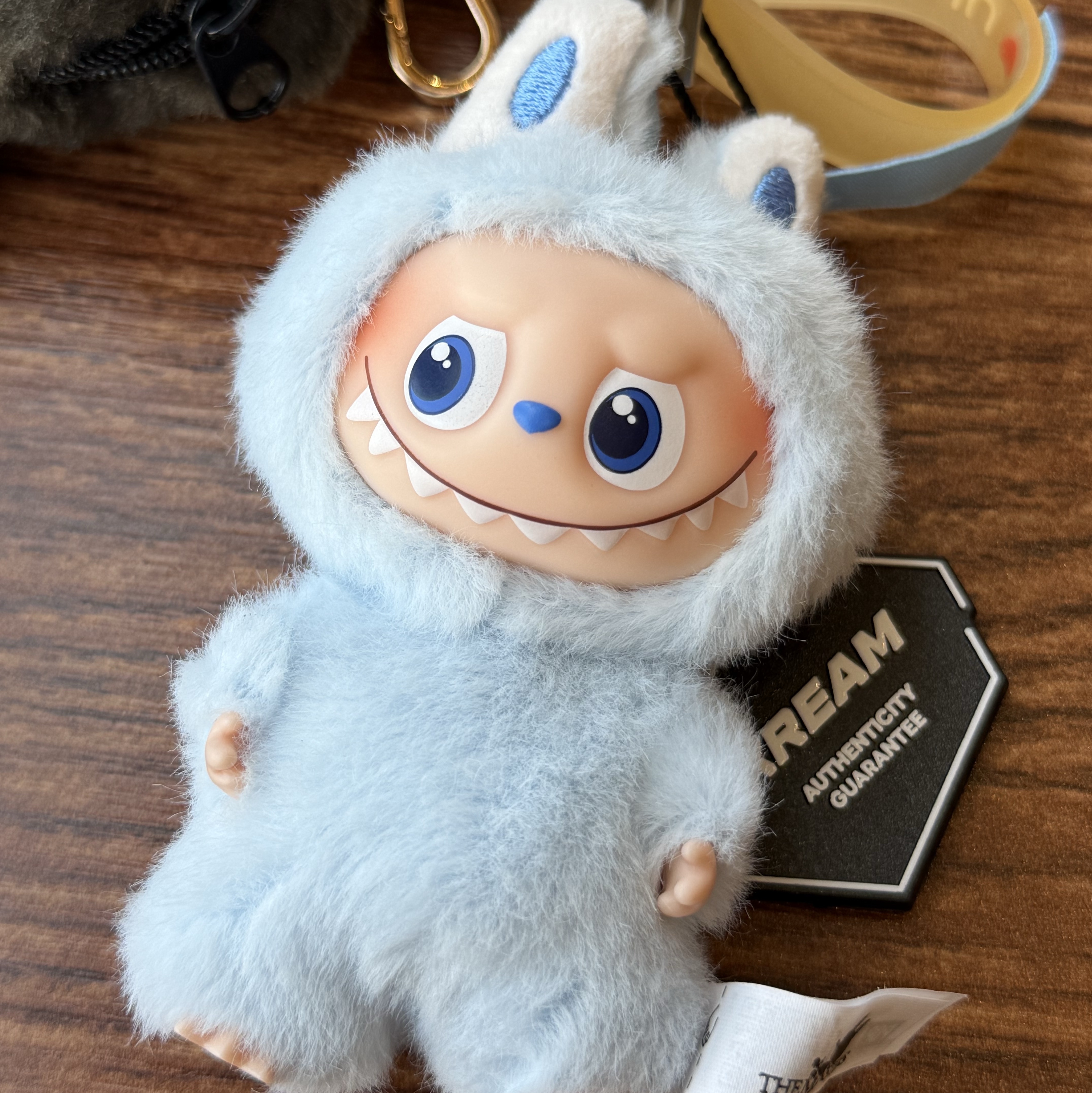 Pop Mart Labubu The Monsters Pin For Love Series Vinyl Plush Pendant (A-M) D (Opened Case) 착용 스타일