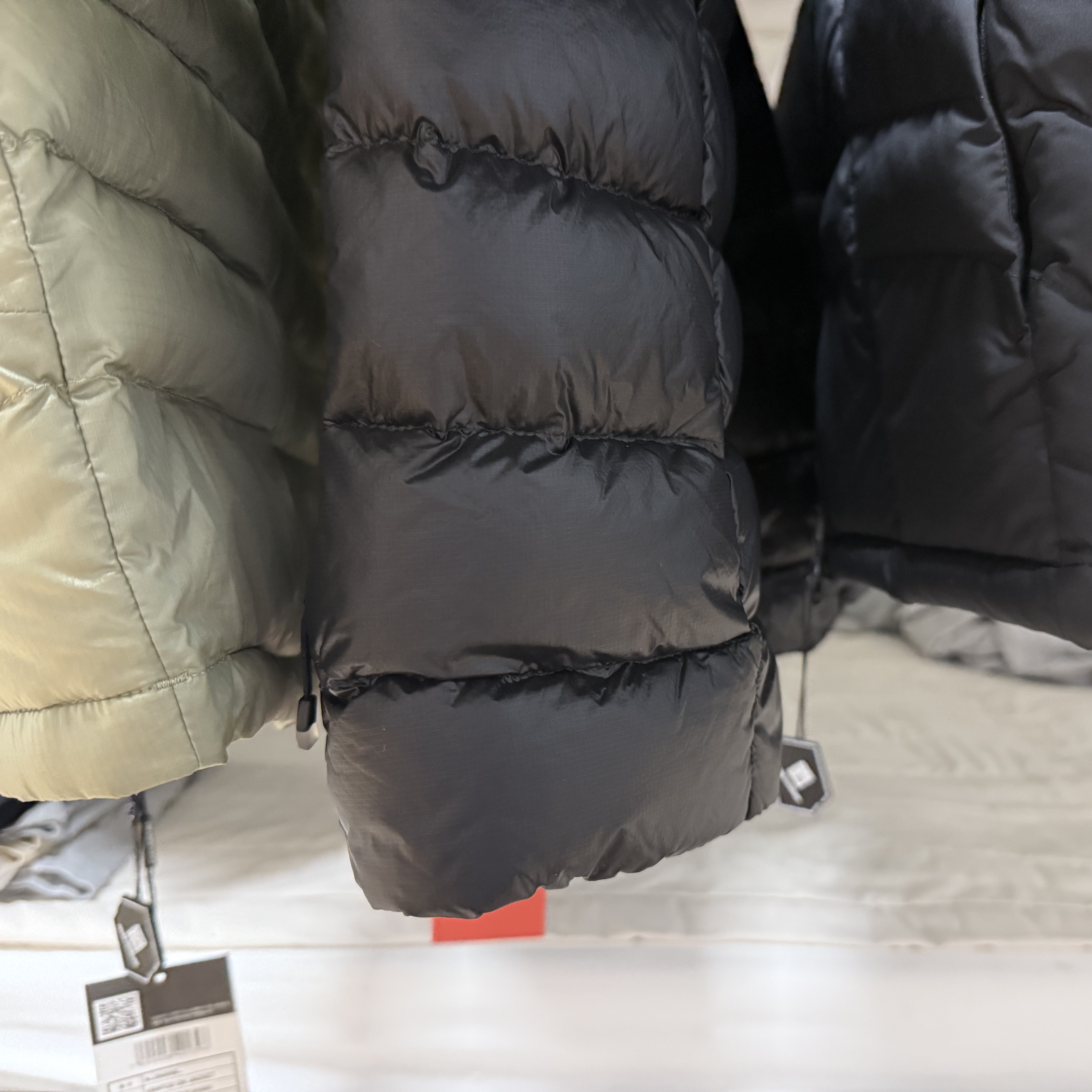 The North Face Ventus On Jacket Light Khaki, The North Face White Label Wave LT On Ball Jacket Black 착용 스타일 - 2