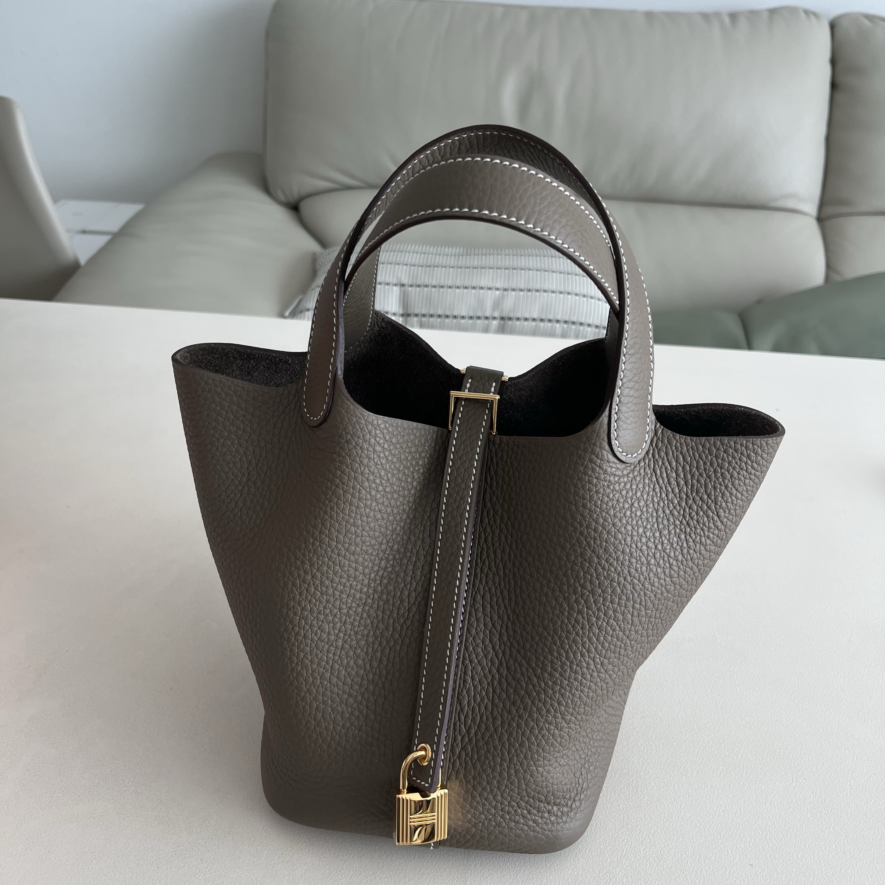 Hermes Picotin Lock 18 Bag Clemence & Gold Etoupe 착용 스타일 - 2