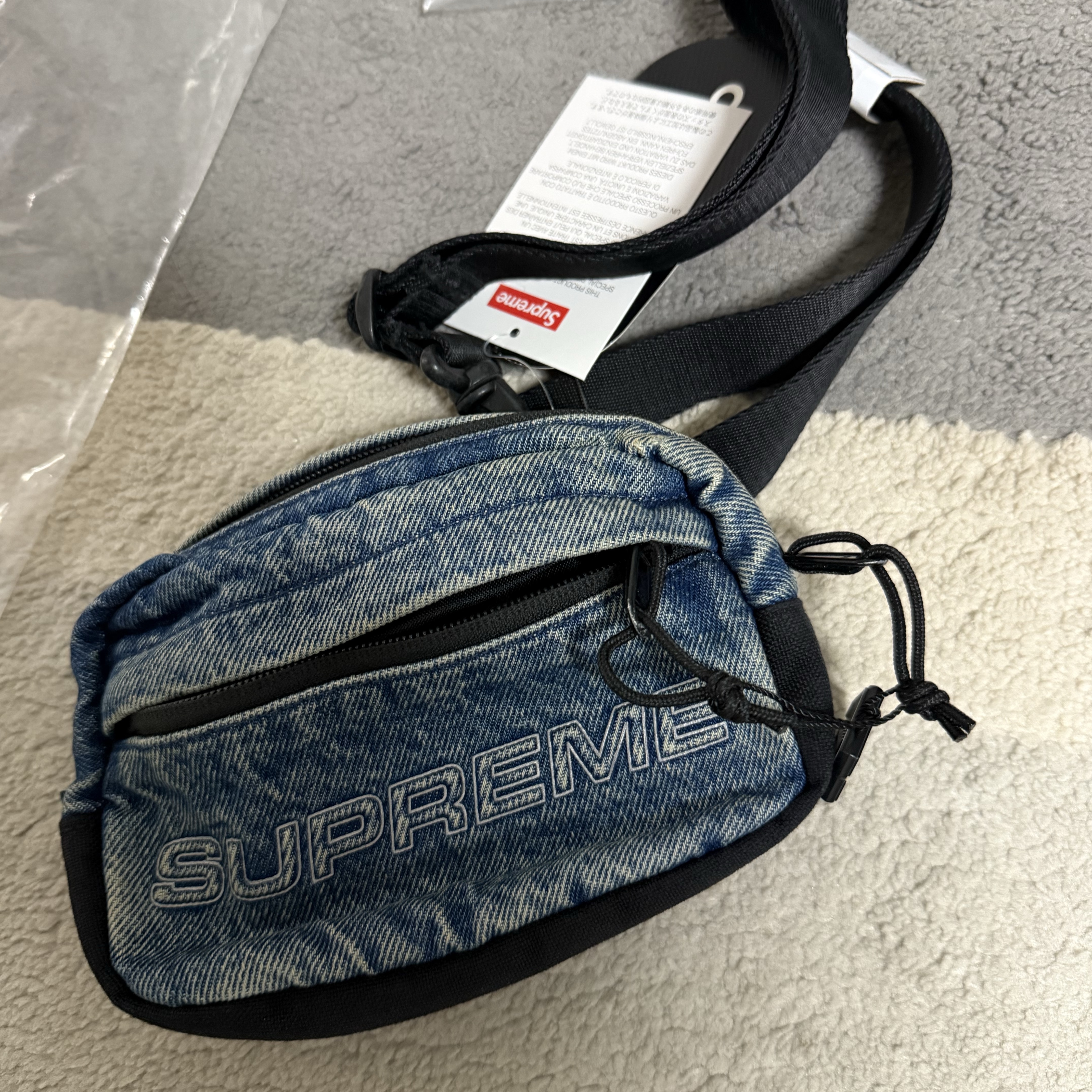 Supreme Denim Mini Shoulder Bag Washed Indigo - 25FW, Human Made Heart Carabiner Silver 착용 스타일 - 2