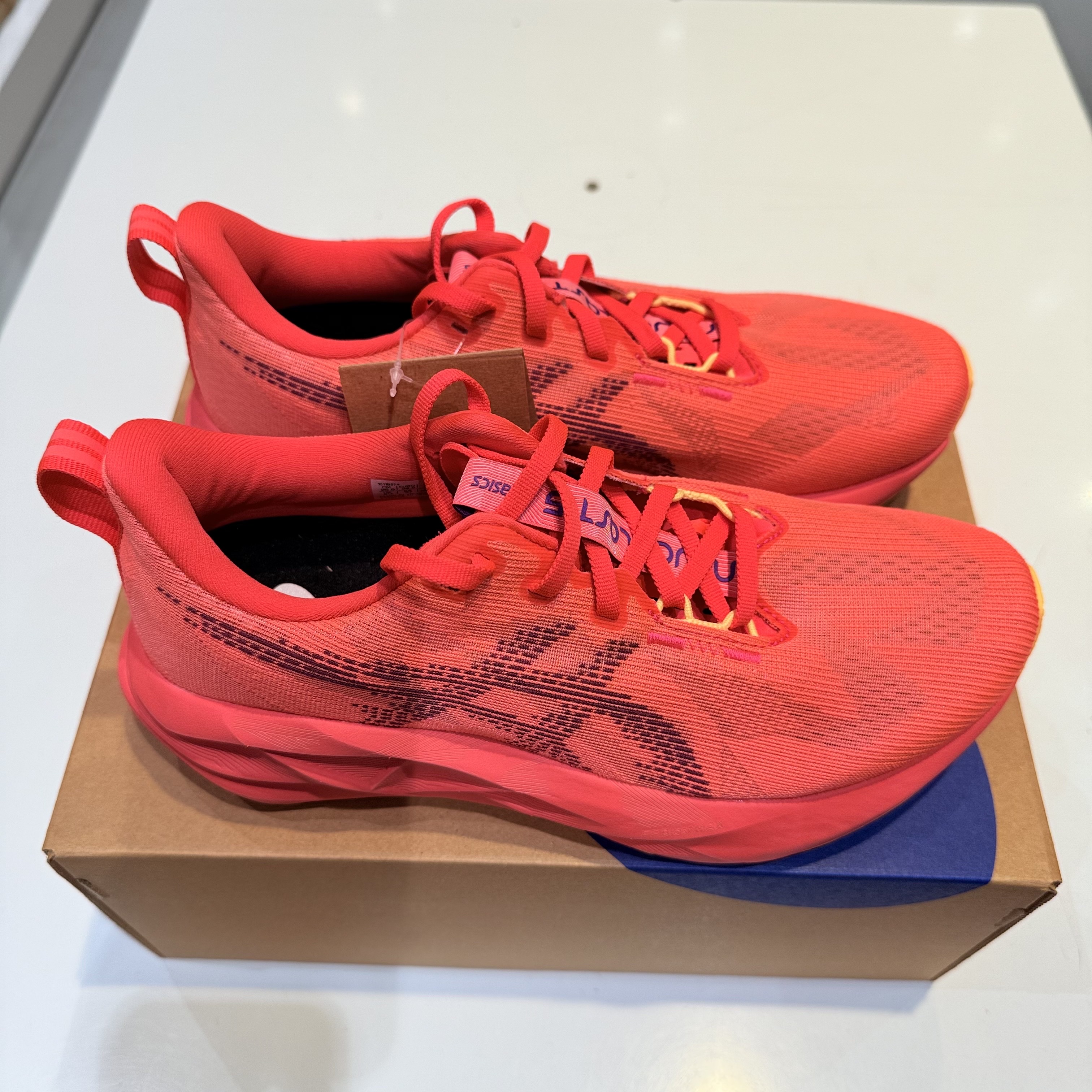 Asics Novablast 5 Flash Red Edo Purple 착용 스타일 - 4