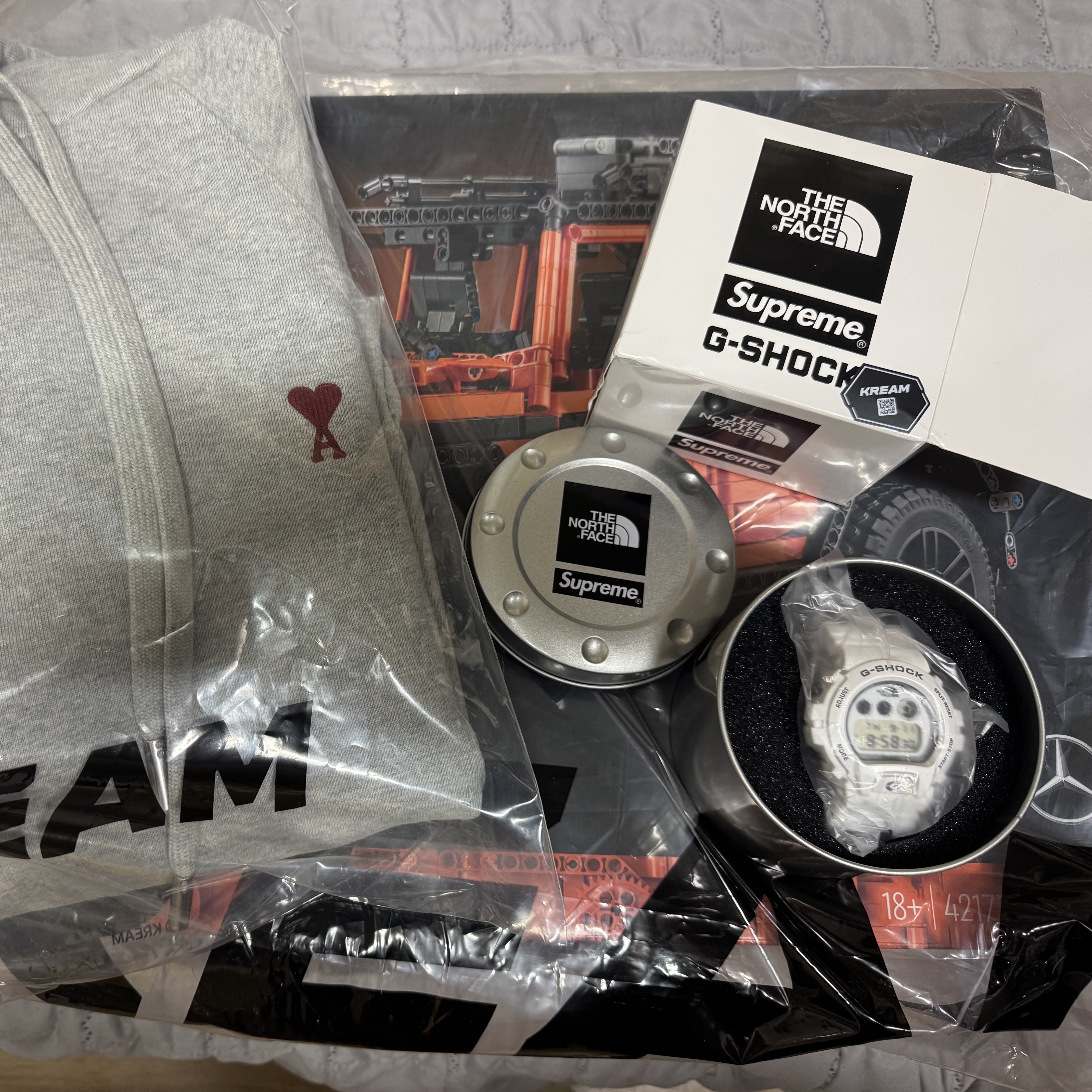 AMI De Coeur Hoodie Heather Ash Grey, Casio G-Shock x Supreme x The North Face DW-6900 White 착용 스타일