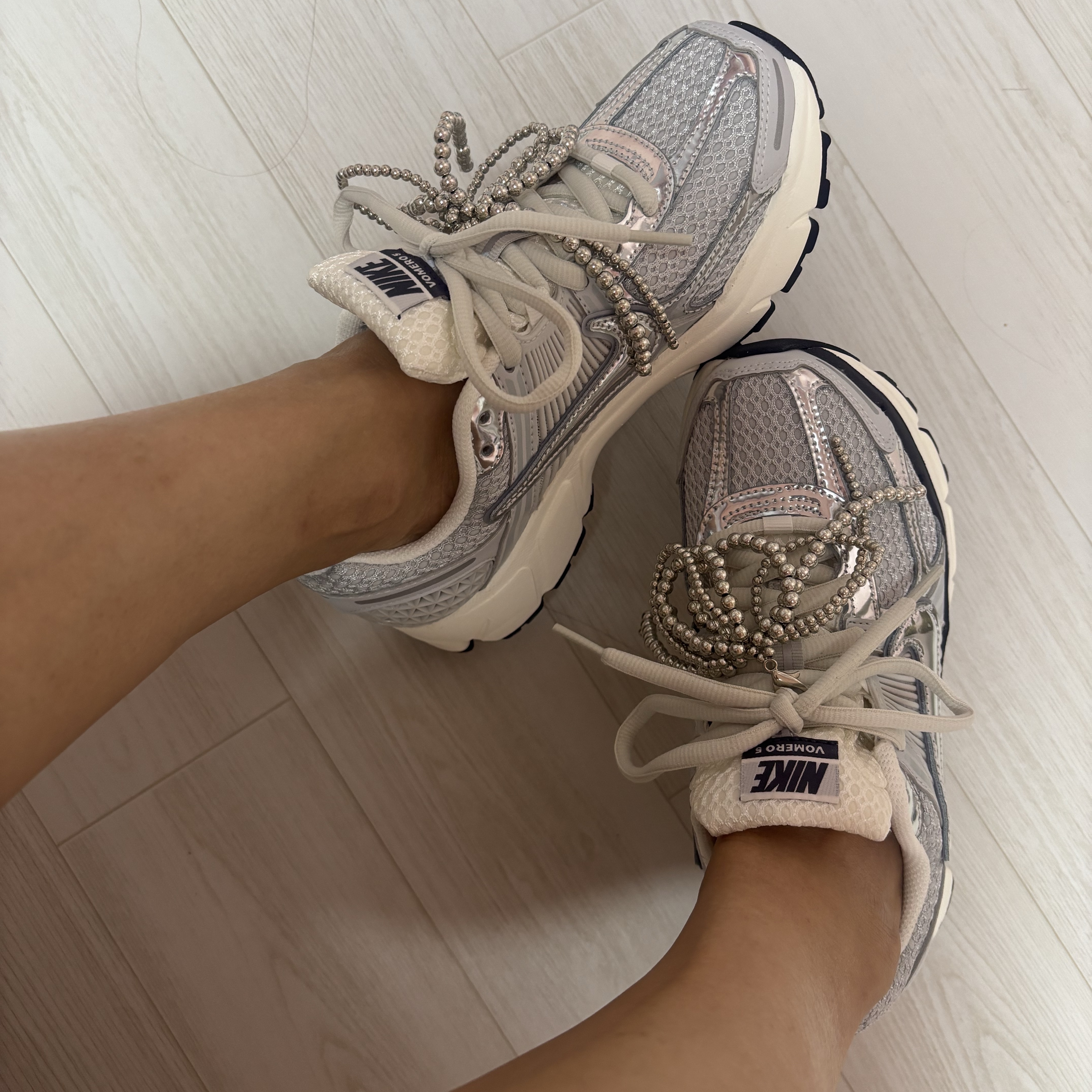 (W) Nike Zoom Vomero 5 Photon Dust and Metallic Silver 착용 스타일