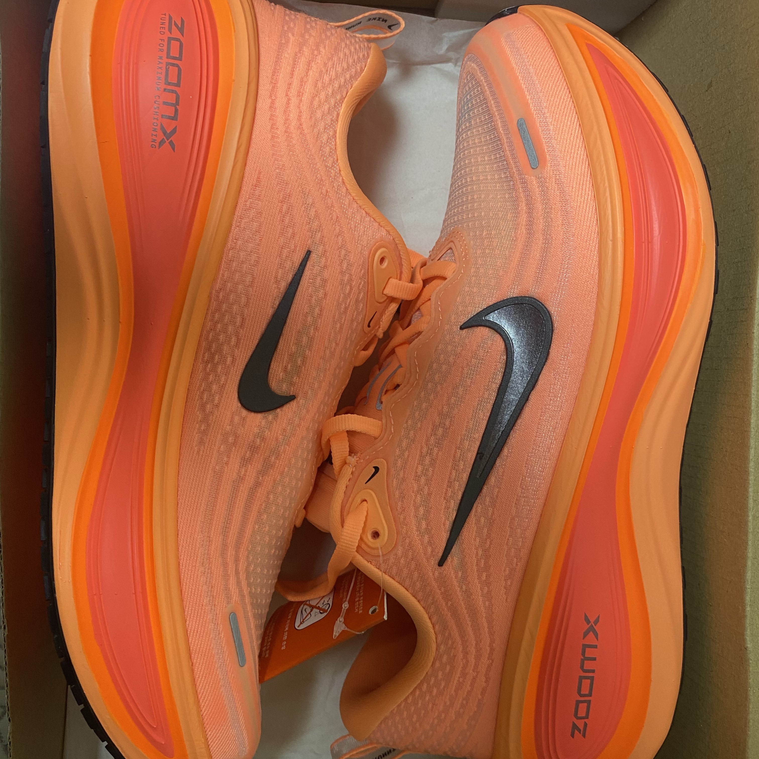 Nike Vomero Plus Orange Pulse Hot Lava 착용 스타일