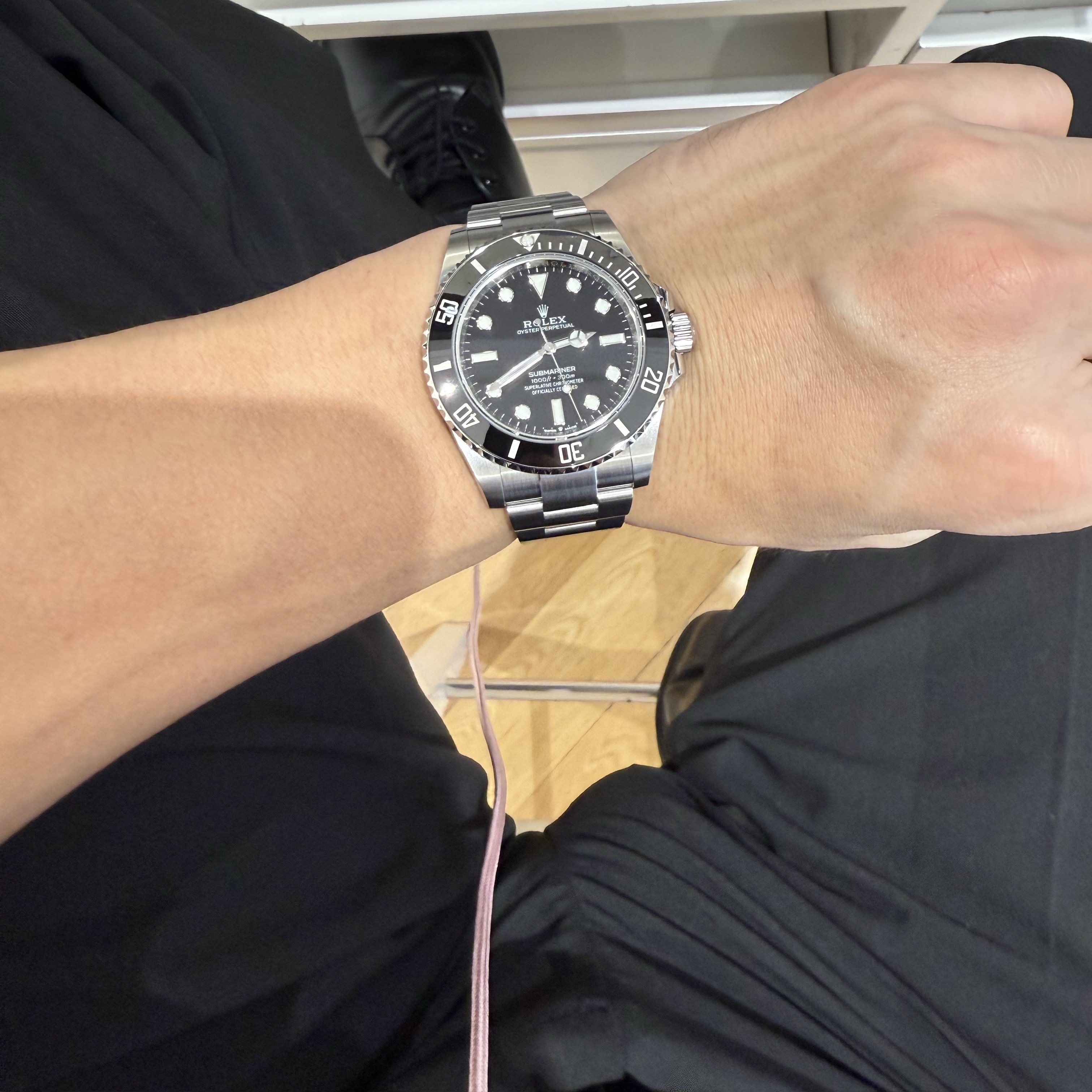 Rolex Submariner 41mm 124060 Black Oyster 착용 스타일 - 4