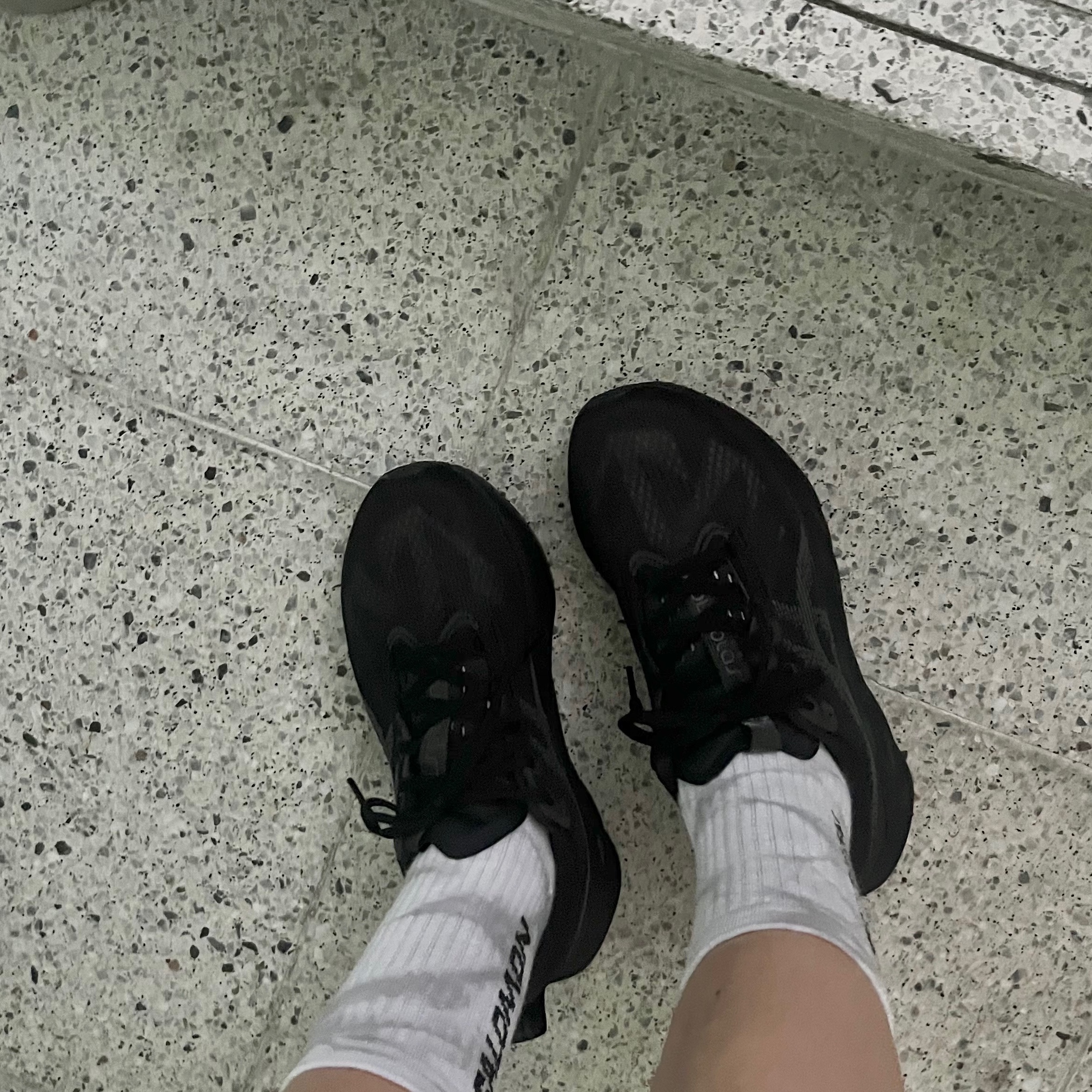 (W) Asics Novablast 5 Black Carrier Grey 착용 스타일 - 3