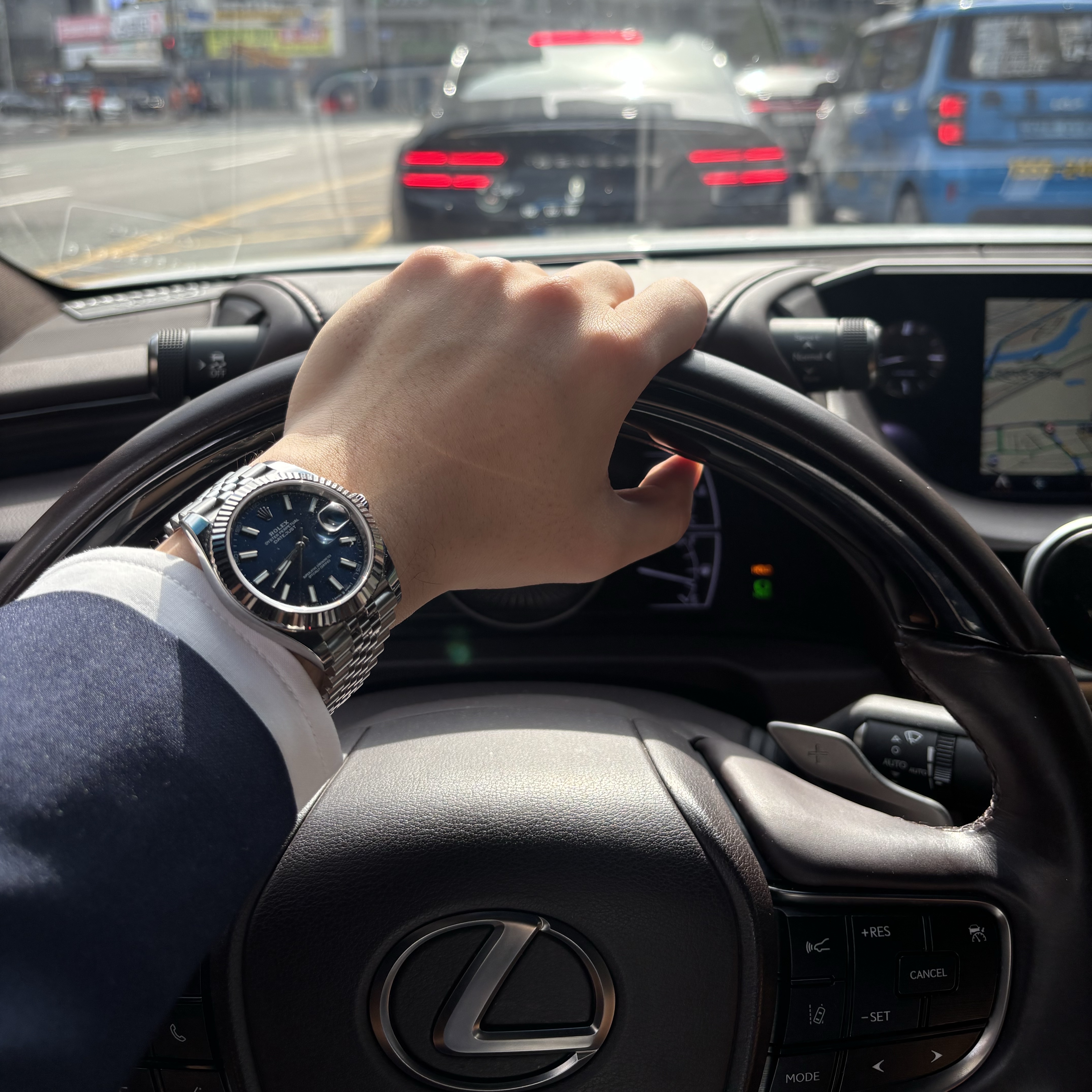 Rolex Datejust 41mm 126334 Bright Blue Jubilee 착용 스타일 - 1