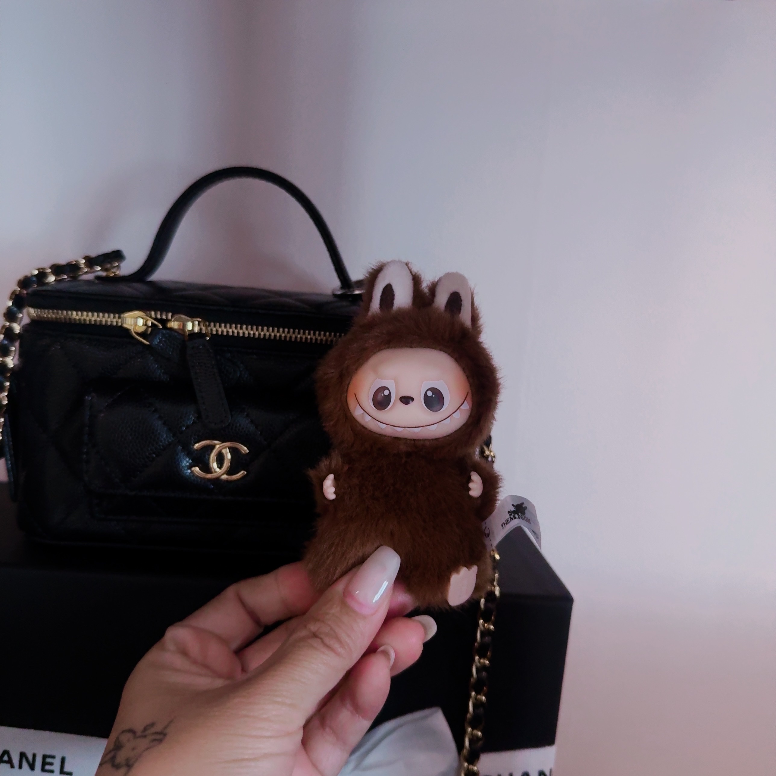 Pop Mart Labubu The Monsters Pin For Love Series Vinyl Plush Pendant (A-M) L (Opened Case) 착용 스타일