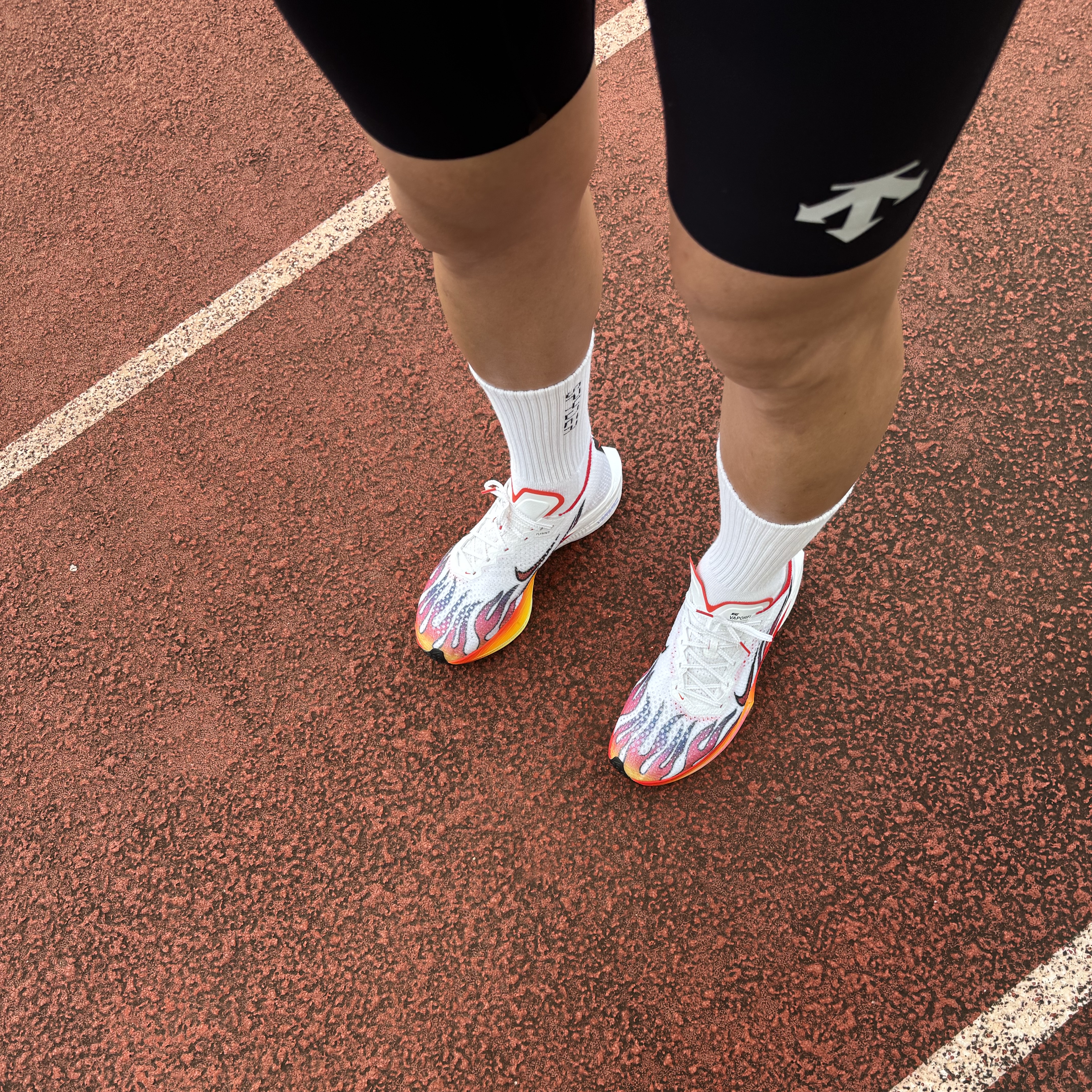 Nike ZoomX Vaporfly Next% 3 PRM White Habanero Red 착용 스타일 - 3