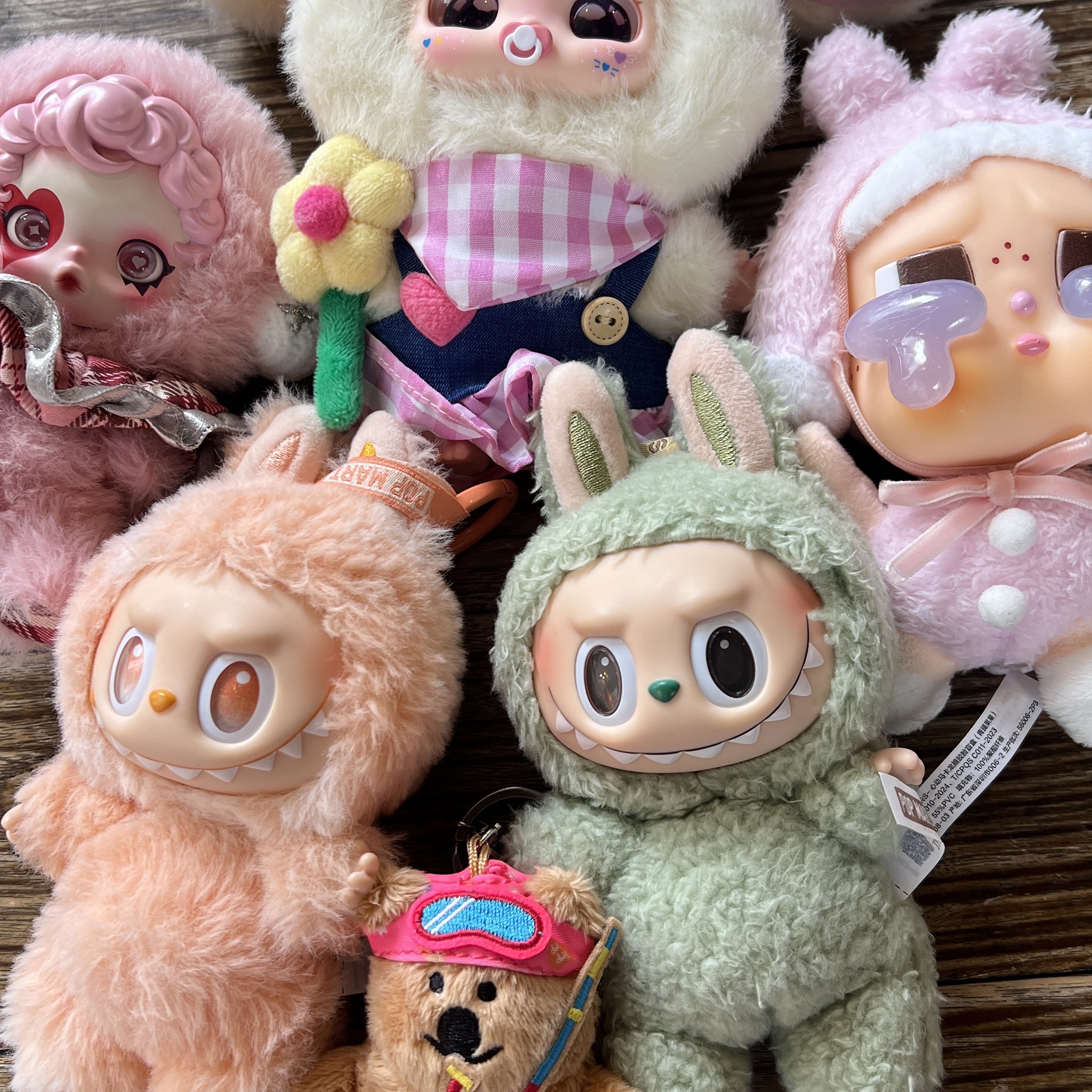Pop Mart Skullpanda Winter Symphony Series Keyring Sealed Case (1 Blind Box), Pop Mart The Monsters Labubu Tasty Macarons Series Sealed Case (1 Blind Box) 착용 스타일 - 3