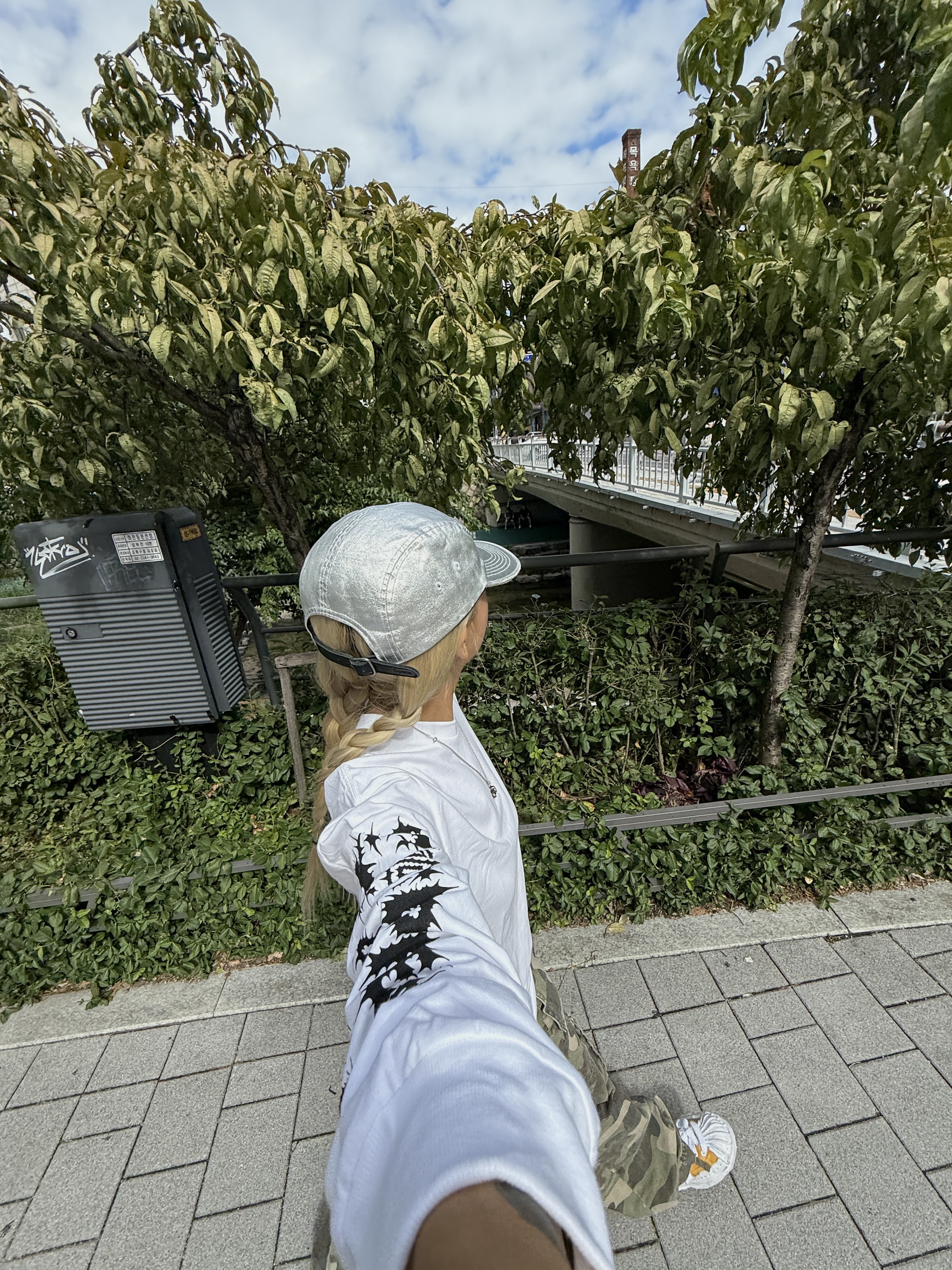 Supreme x Y's by Yohji Yamamoto L/S T-Shirt White - 25FW, Maison Mihara Yasuhiro Blakey OG Sole Canvas Low-top Sneakers Yellow 착용 스타일 - 2