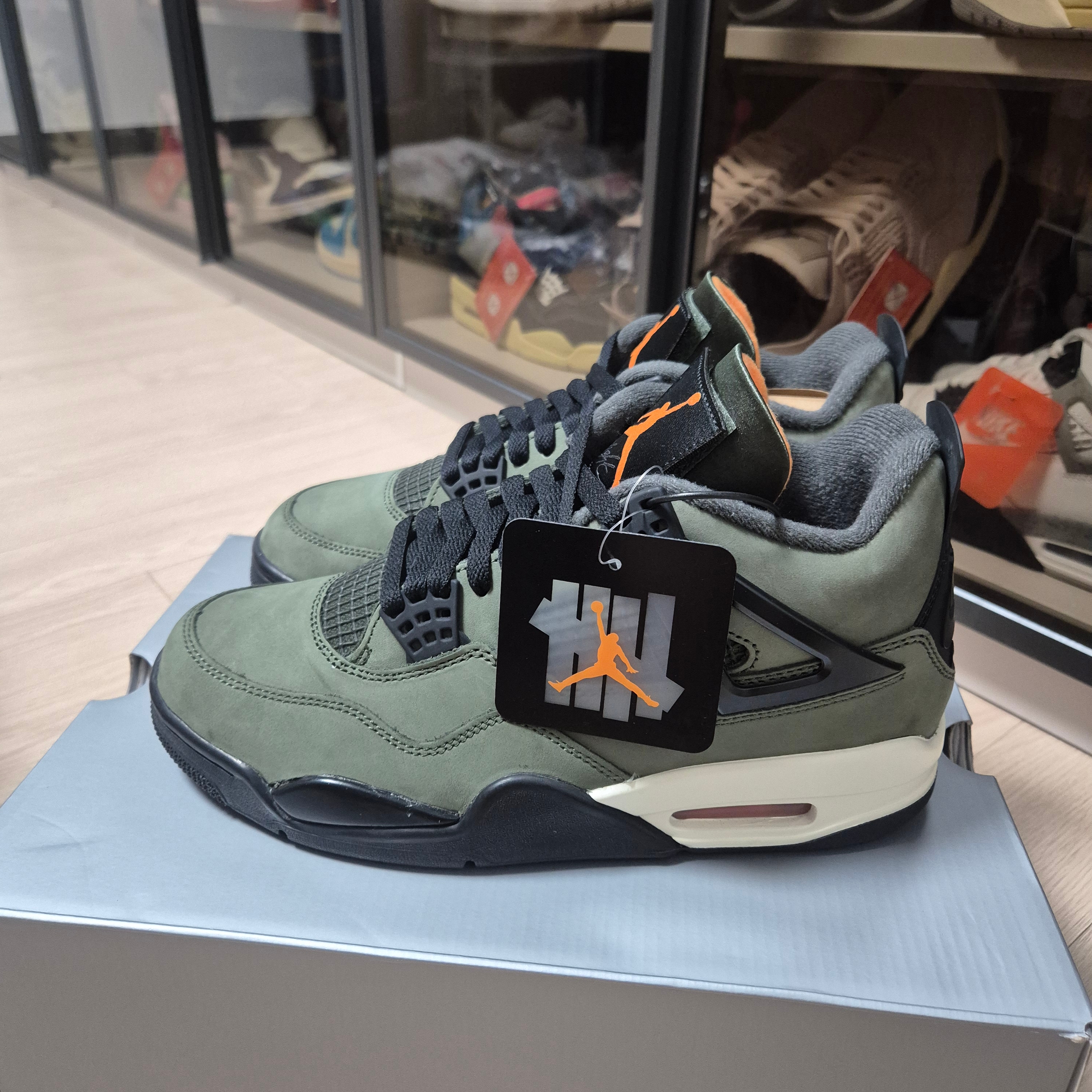 Jordan 4 x Undefeated Retro OG SP Deep Green and Clementine 착용 스타일 - 3
