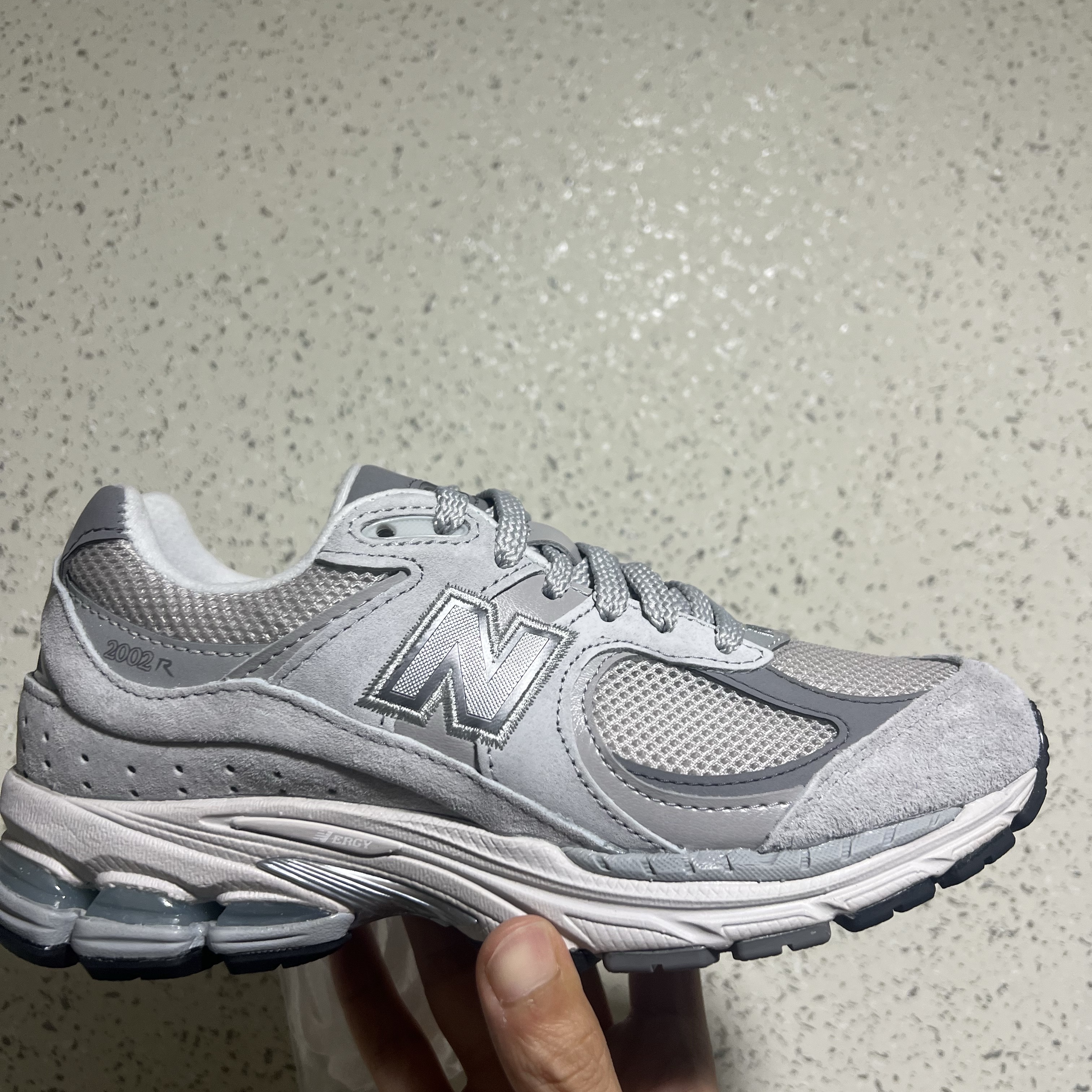 New Balance 2002R T2 Gray 착용 스타일 - 4