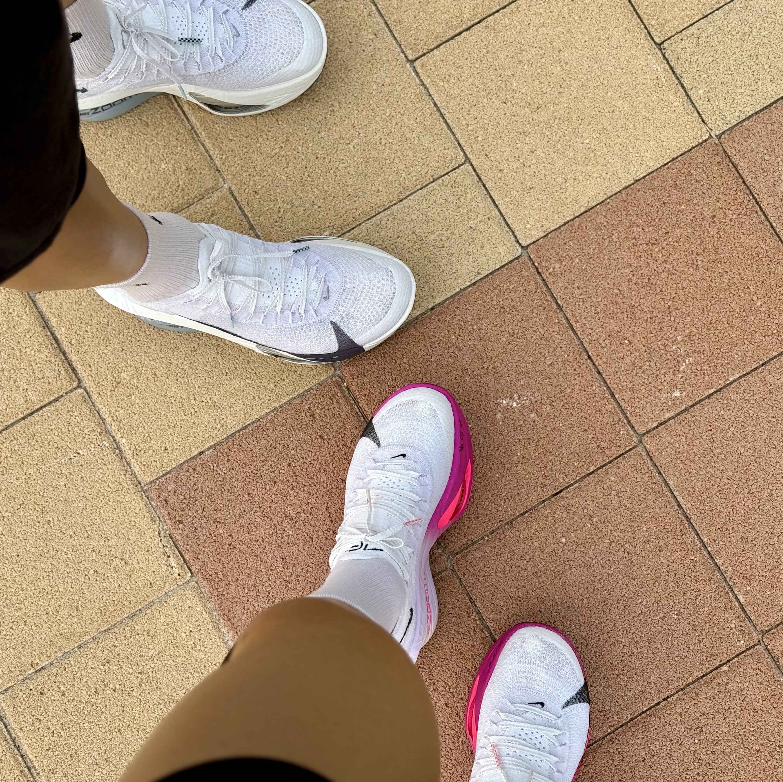 (W) Nike Air Zoom Alphafly Next% 3 Hyper Pink, Nike Air Zoom Alphafly Next% 3 White Pure Platinum 착용 스타일 - 2