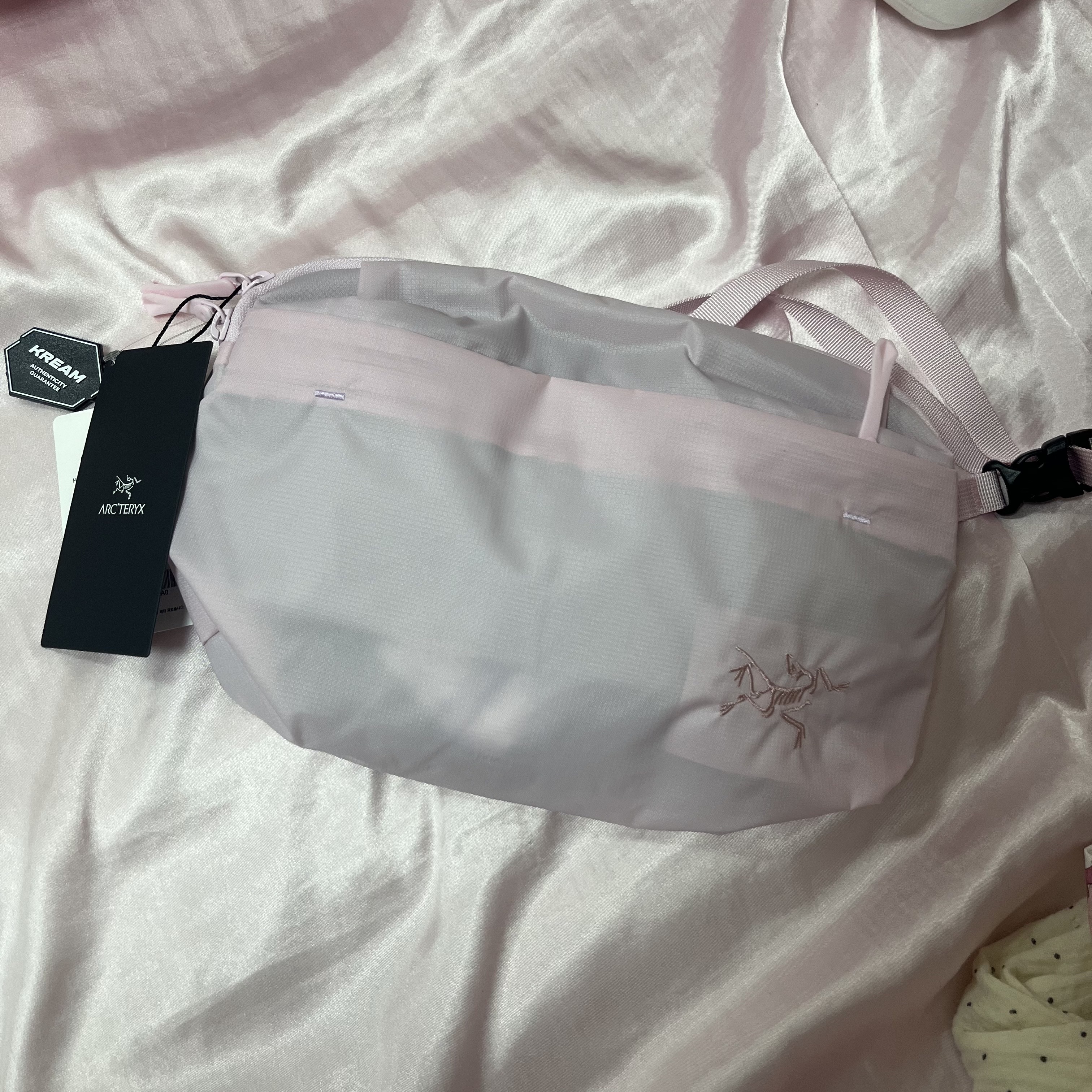 Arc'teryx Heliad Crossbody Bag Pink Glow 착용 스타일