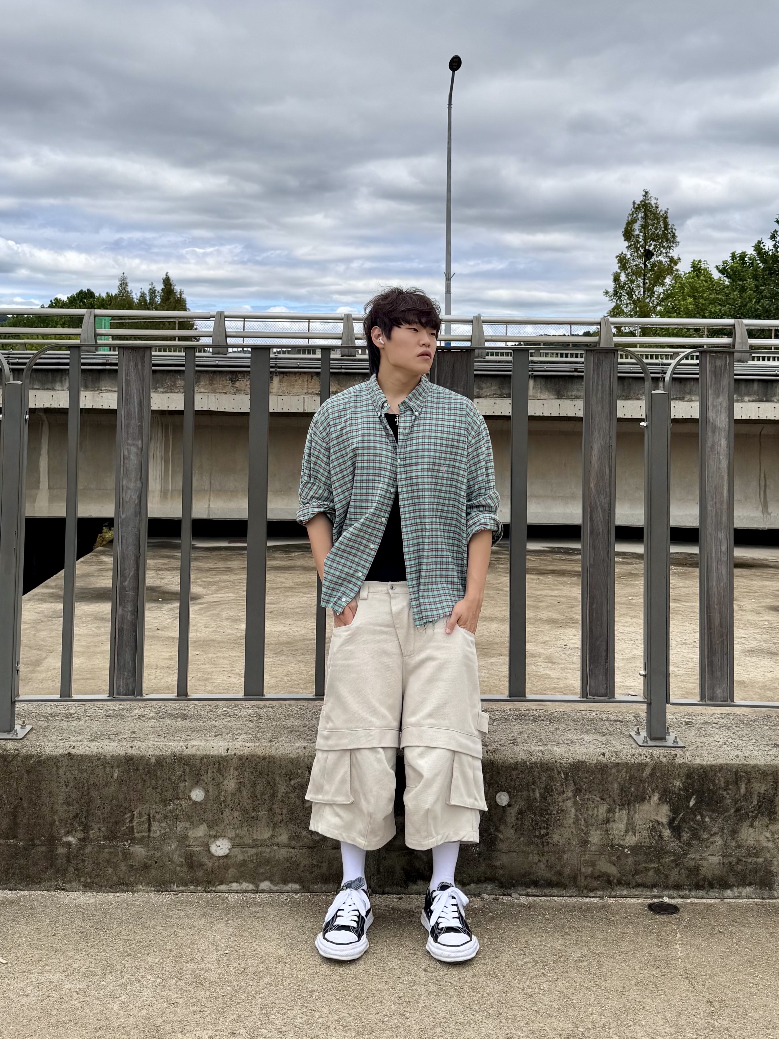 Maison Mihara Yasuhiro Peterson23 OG Sole Canvas Low-top Sneakers Black, Kamien Titan Bermuda Pants Beige 착용 스타일 - 3