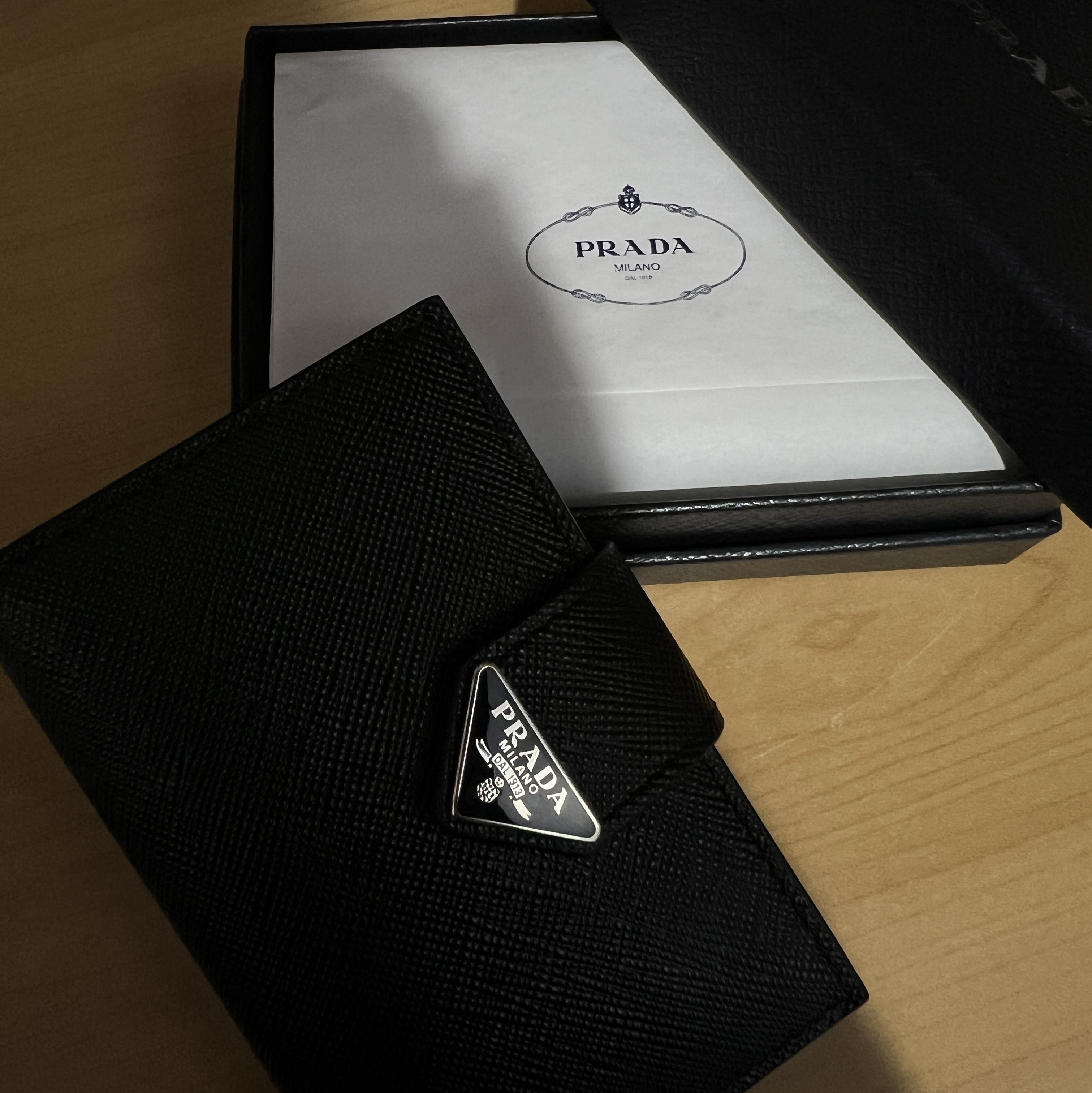 Prada Saffiano Leather Card Holder Black 착용 스타일