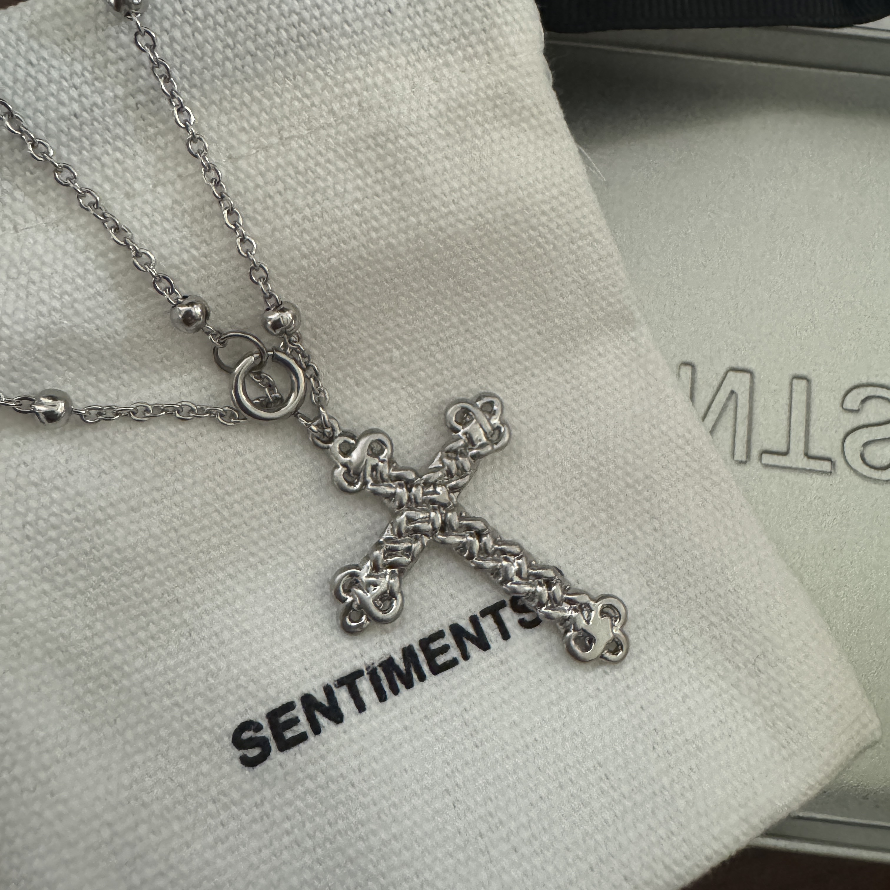 Sentiments No.473 Knot Cross Necklace Silver 착용 스타일