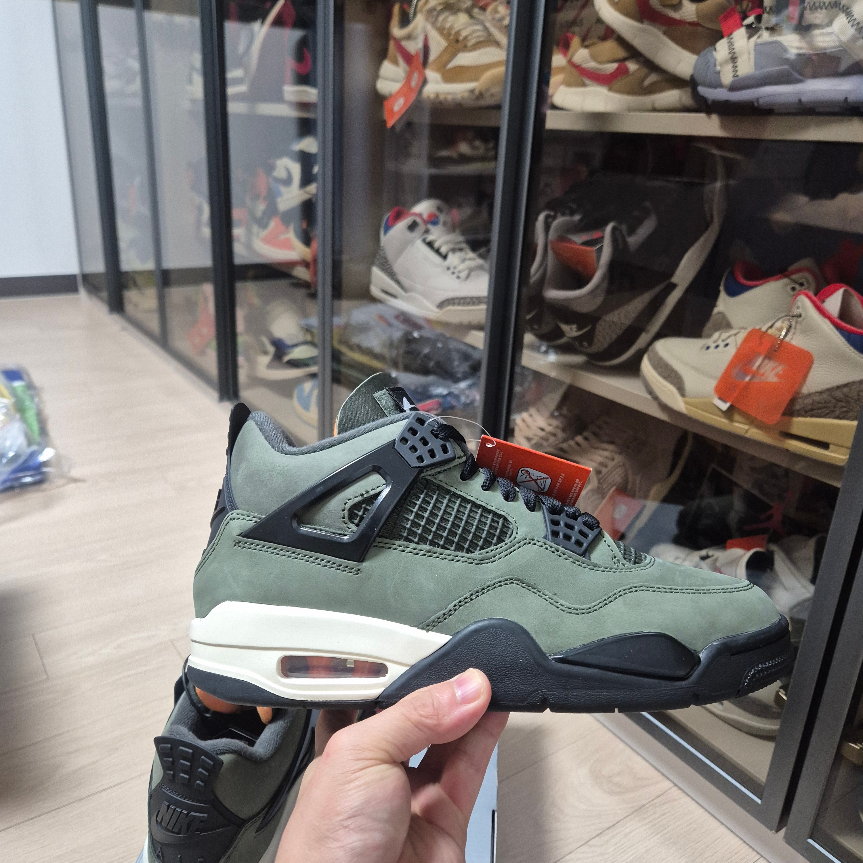 Jordan 4 x Undefeated Retro OG SP Deep Green and Clementine 착용 스타일 - 6