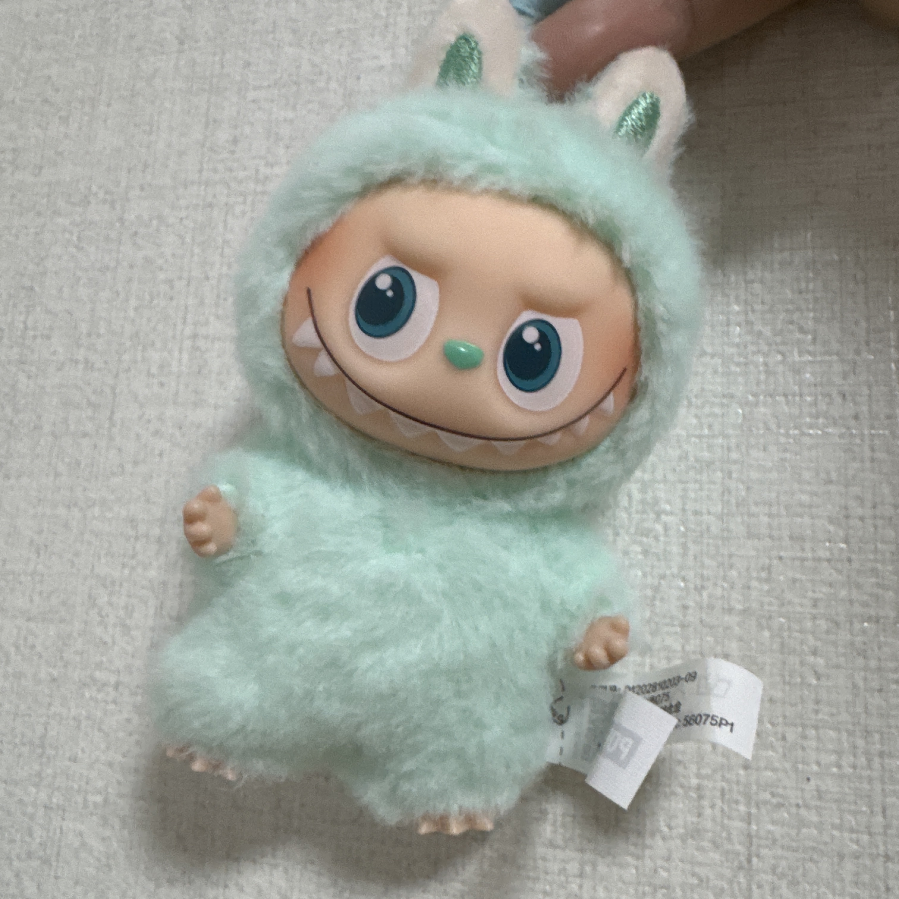 Pop Mart Labubu The Monsters Pin For Love Series Vinyl Plush Pendant Sealed Case (A-M) (1 Blind Box) 착용 스타일