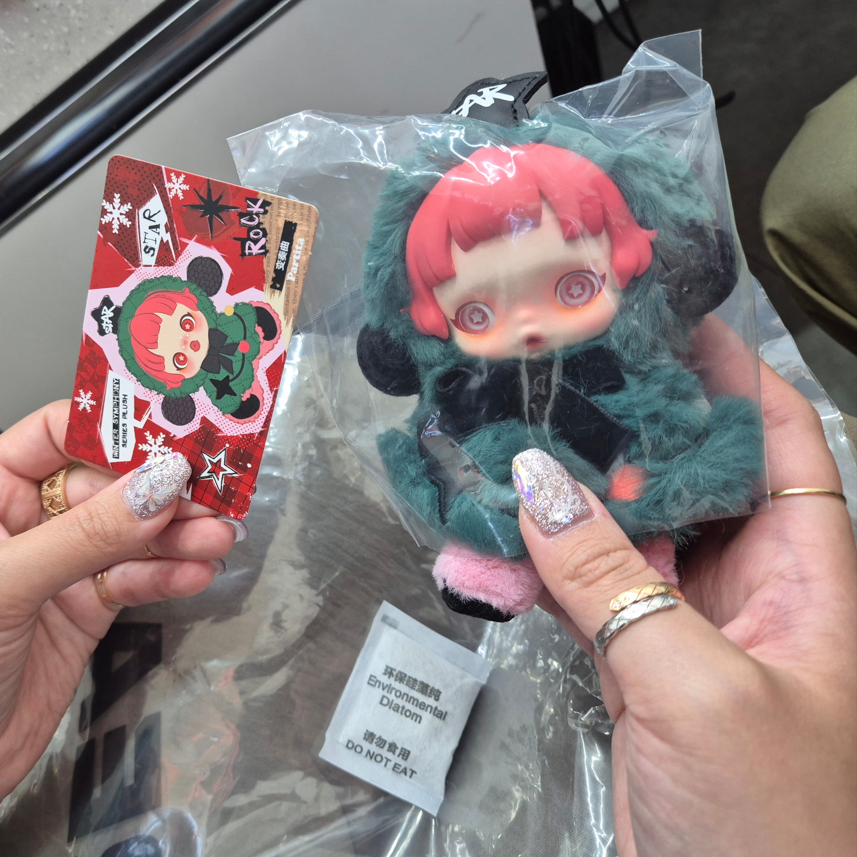 Pop Mart Skullpanda Winter Symphony Series Keyring Partita (Opened Case) 착용 스타일