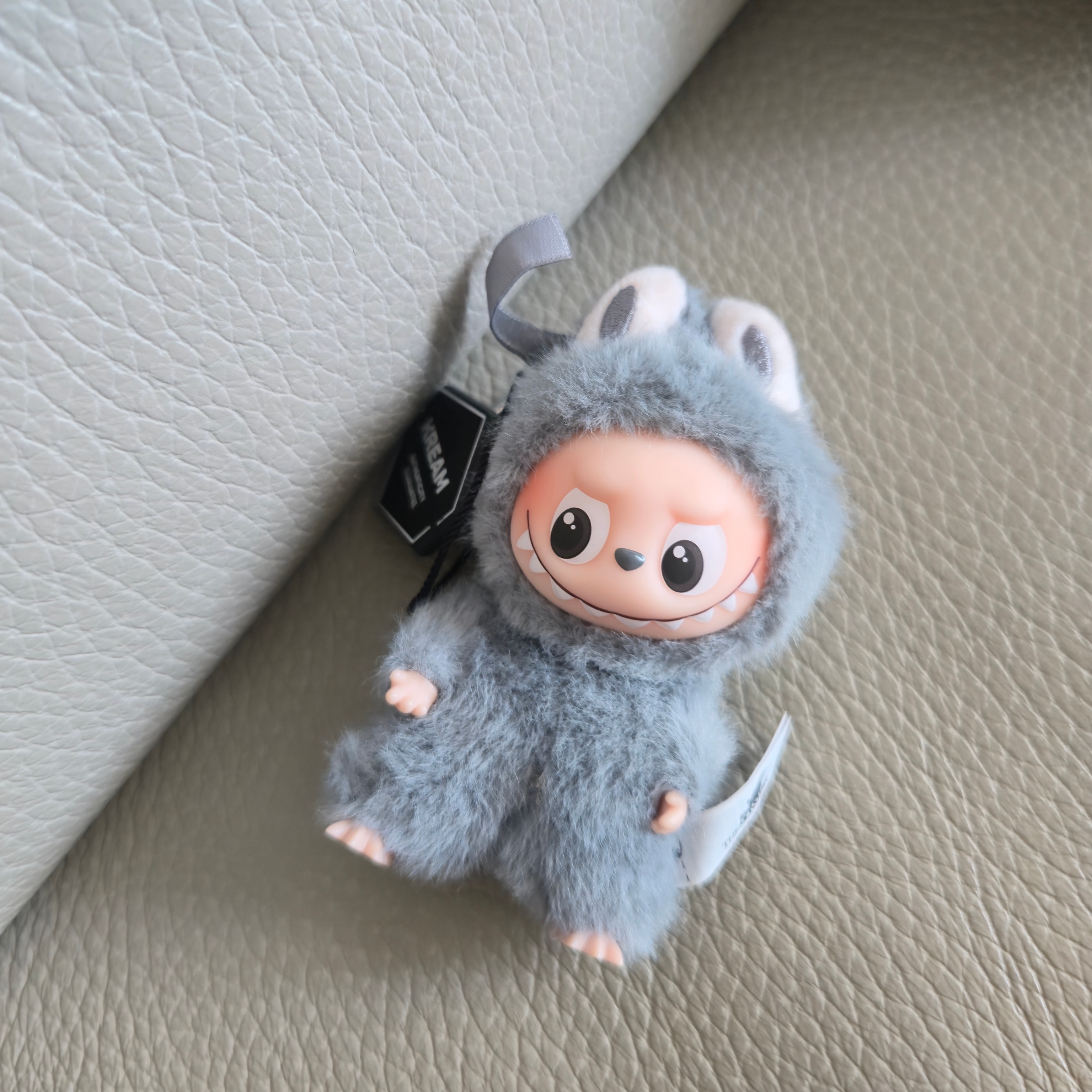 Pop Mart Labubu The Monsters Pin For Love Series Vinyl Plush Pendant (N-Z) W (Opened Case) 착용 스타일