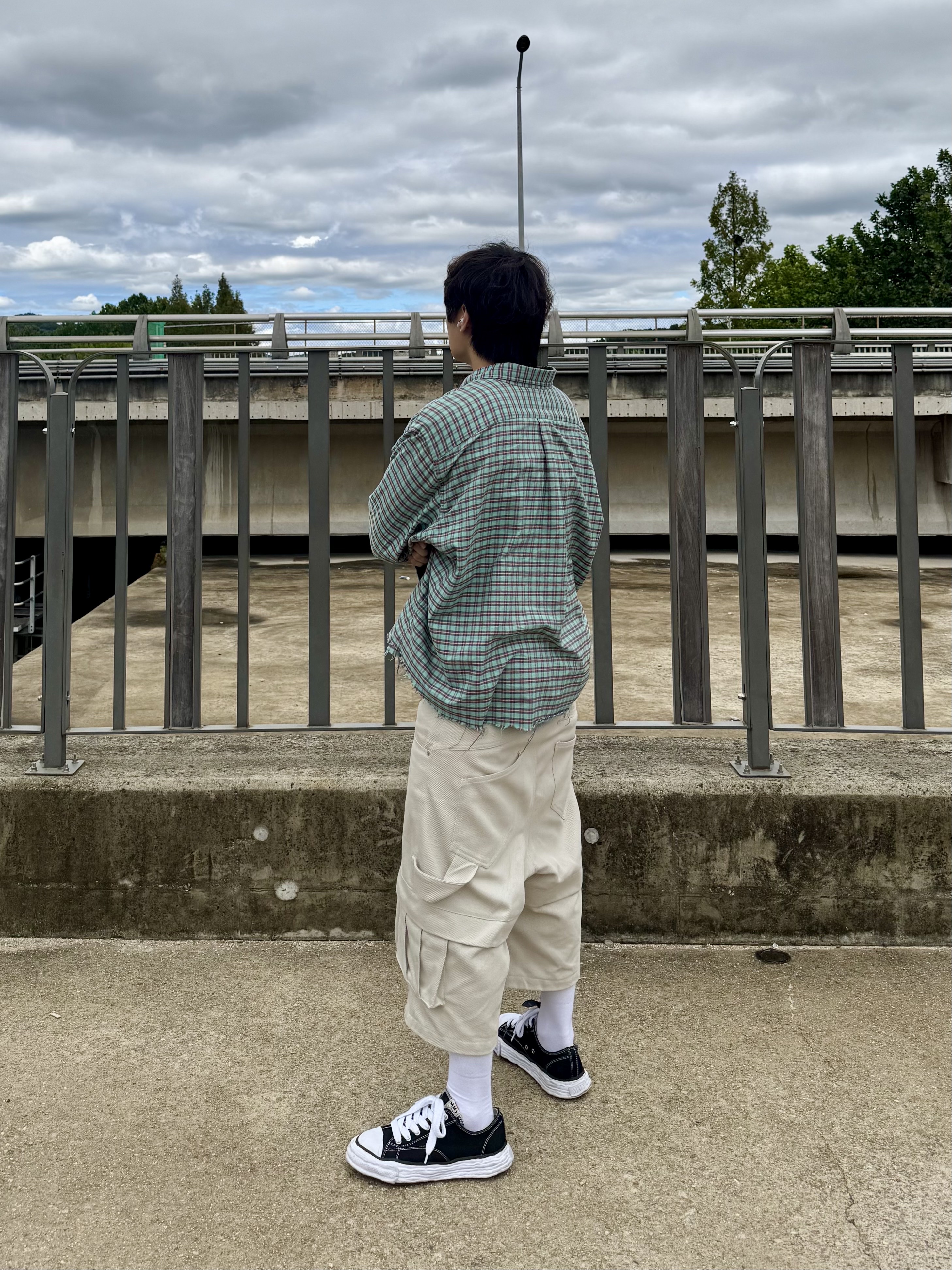 Maison Mihara Yasuhiro Peterson23 OG Sole Canvas Low-top Sneakers Black, Kamien Titan Bermuda Pants Beige 착용 스타일 - 2