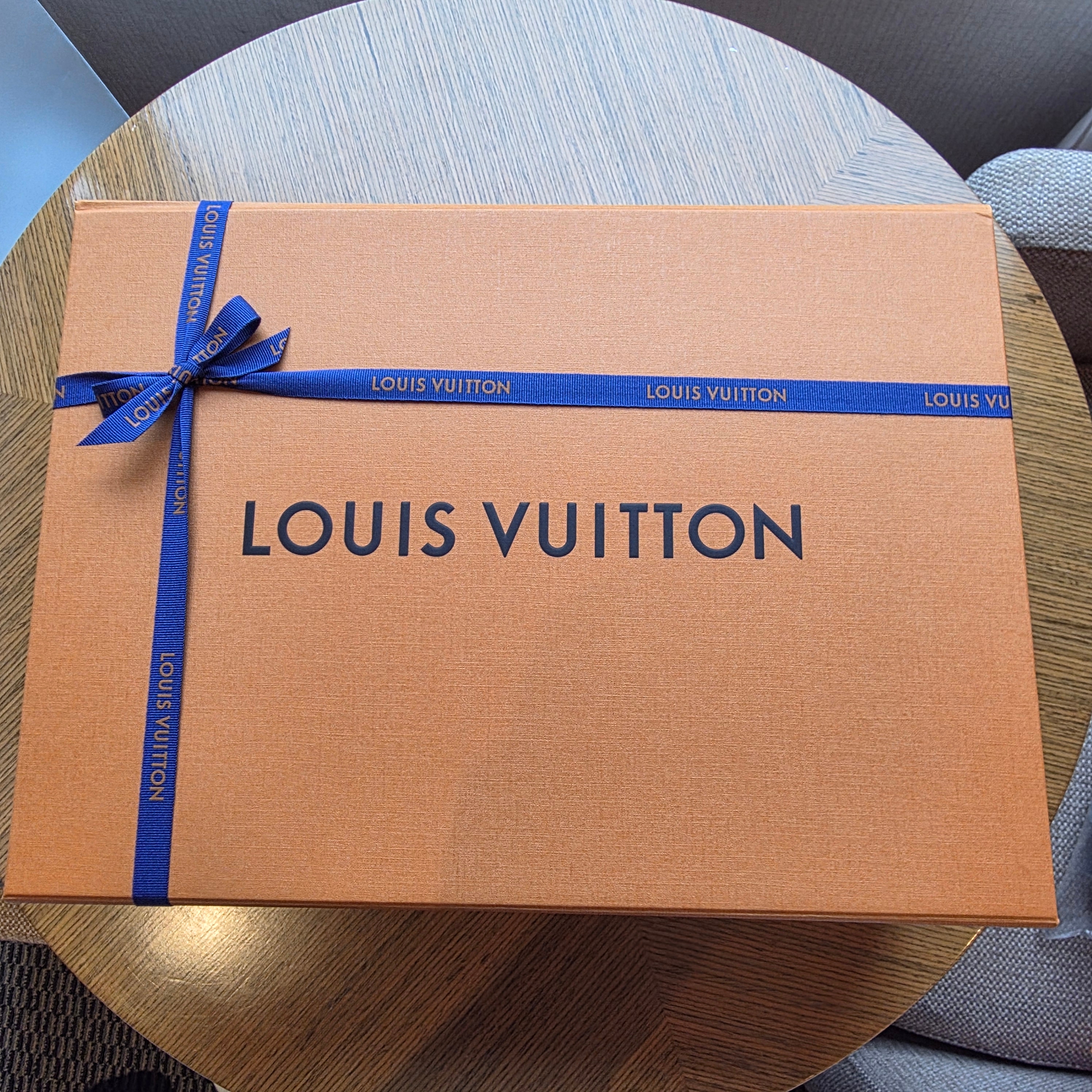 Louis Vuitton Dopp Kit Toilet Pouch Monogram Eclipse, Louis Vuitton Locker Dopp Kit Monogram Eclipse 착용 스타일 - 1