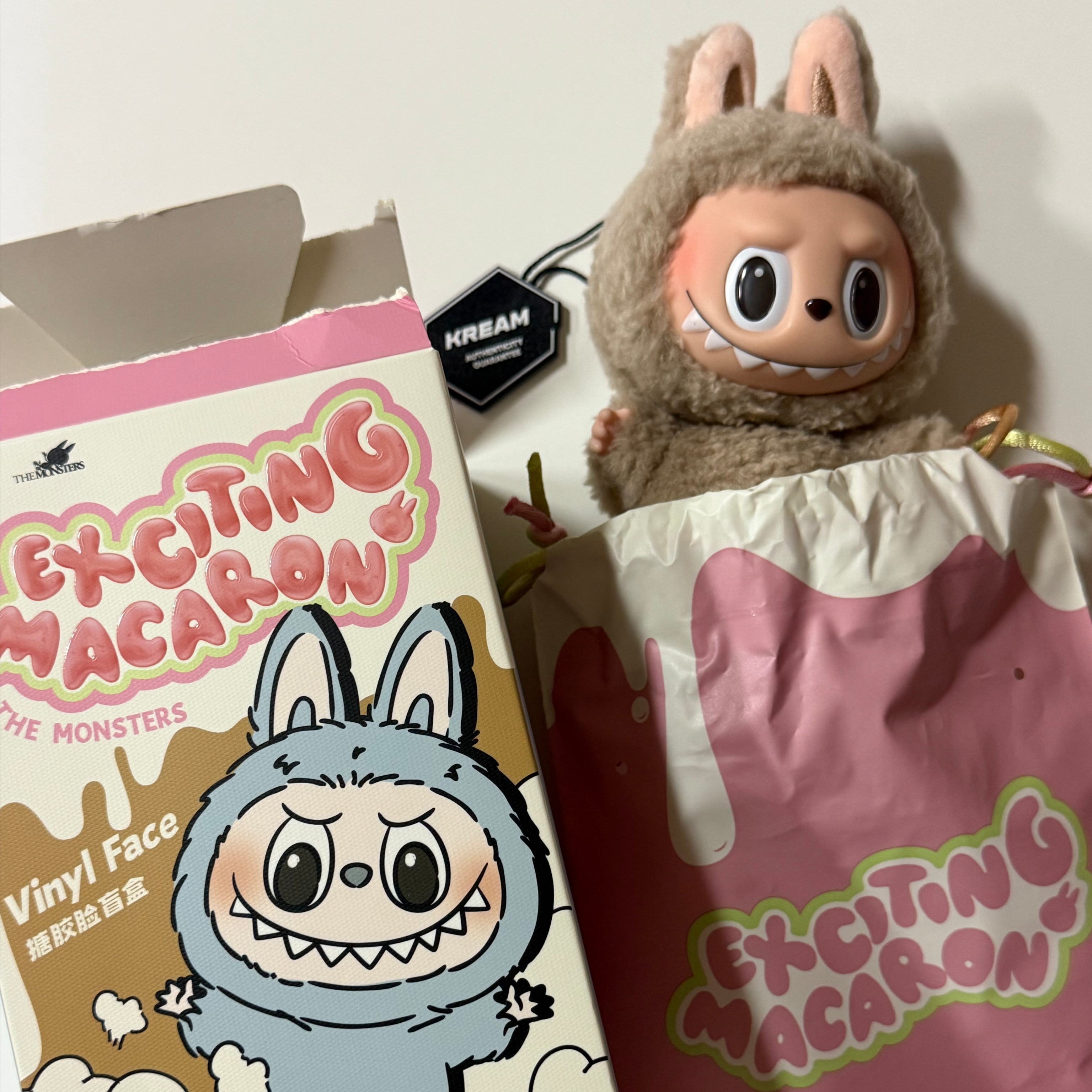 Pop Mart Labubu The Monsters Labubu Tasty Macarons Series Toffe Keyring 착용 스타일