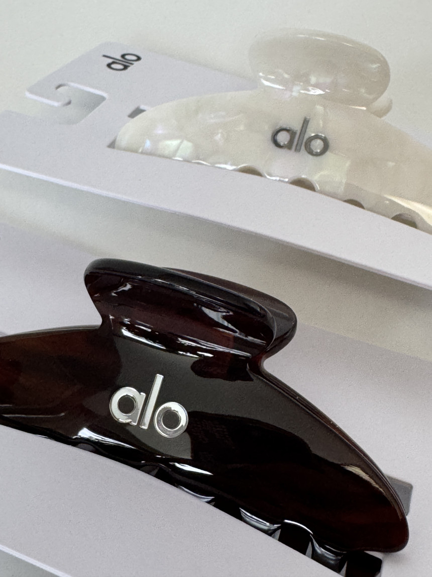 (W) Alo Yoga 90's Claw Clip White Pearl, (W) Alo Yoga 90's Claw Clip Brown Tortoise 착용 스타일 - 2