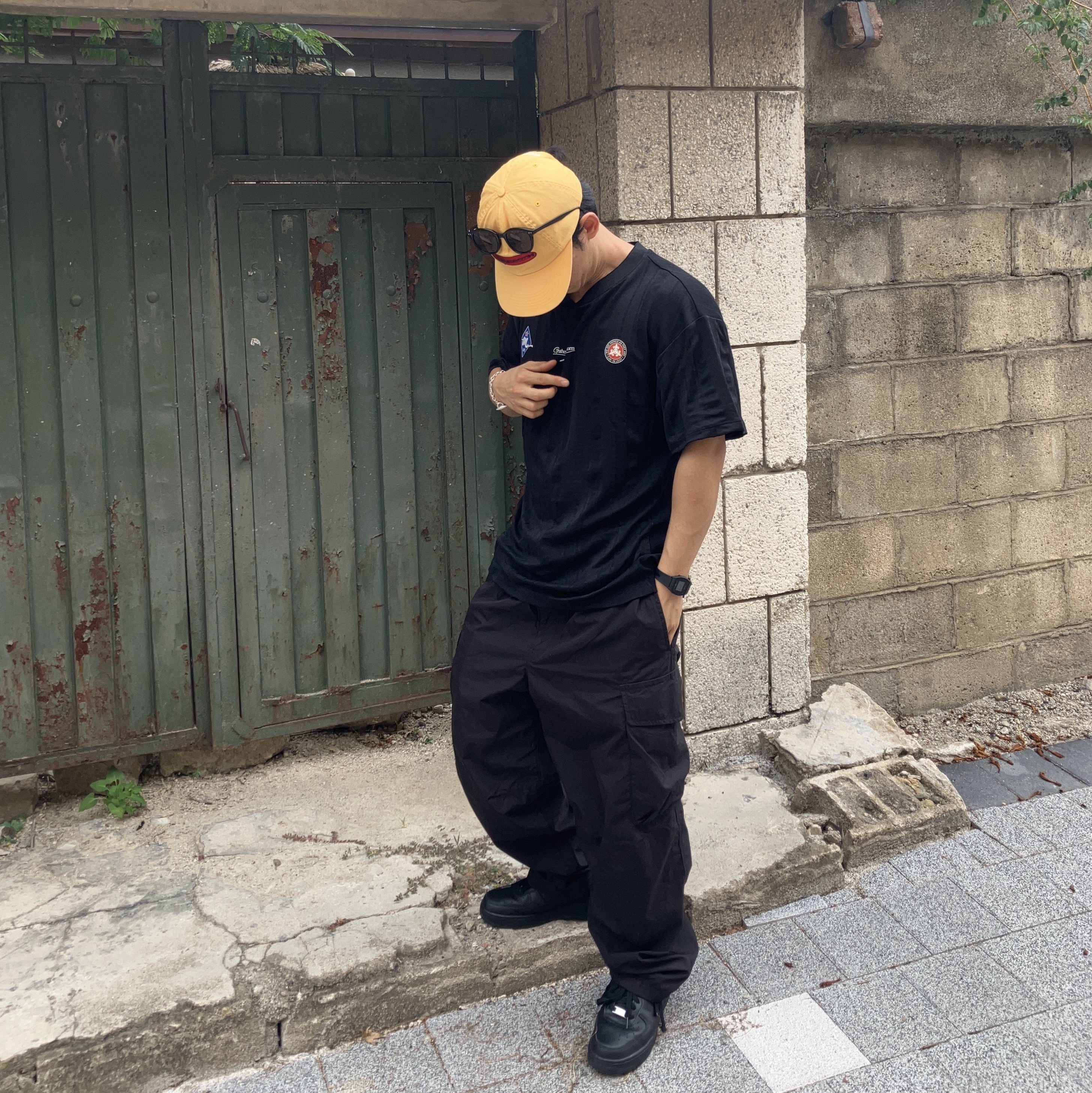 Supreme Oval 6-Panel Pale Orange - 23SS, Nike Air Force 1 '07 Low Triple Black 착용 스타일 - 1