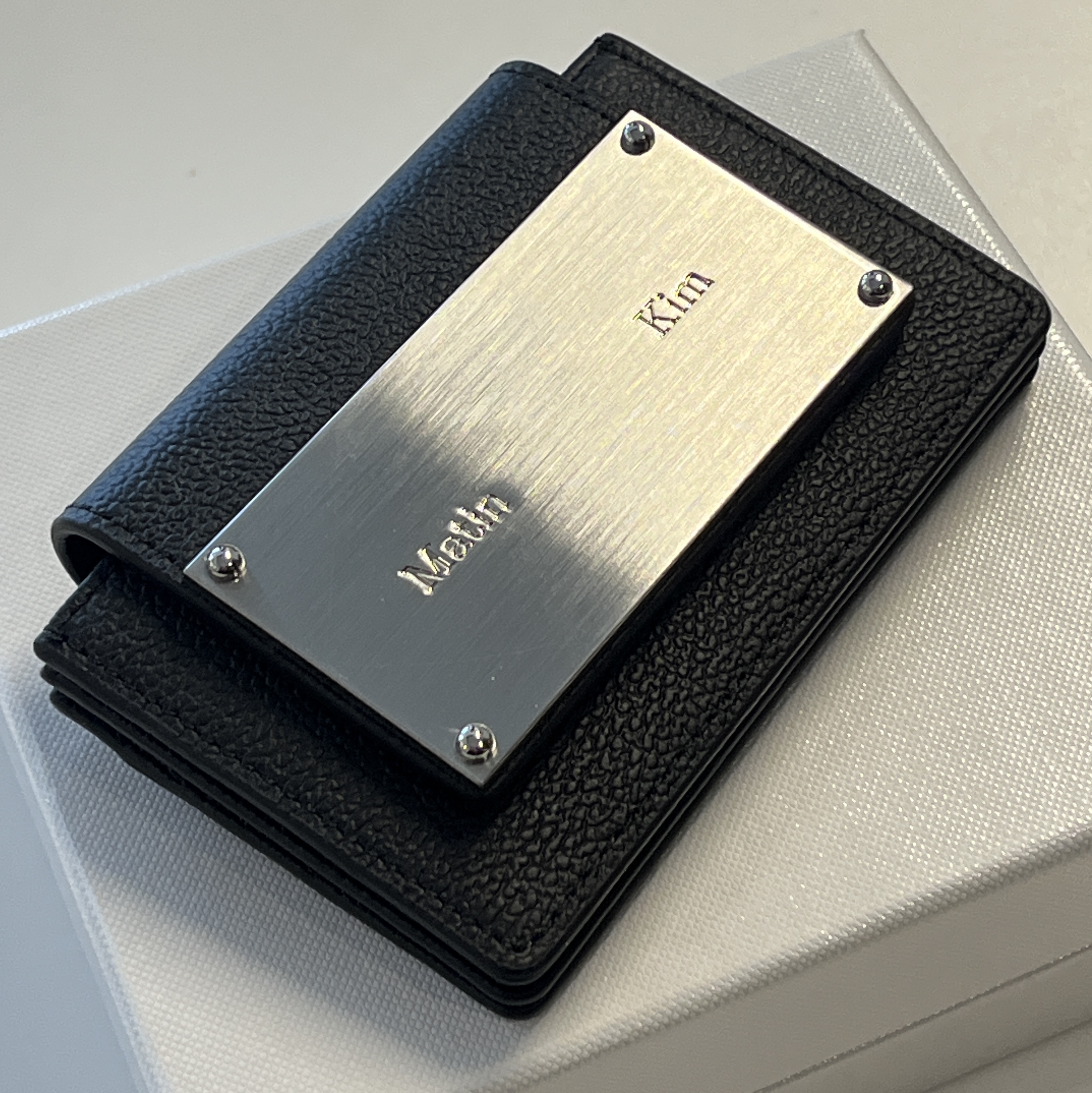Matin Kim Accordion Wallet Black 착용 스타일