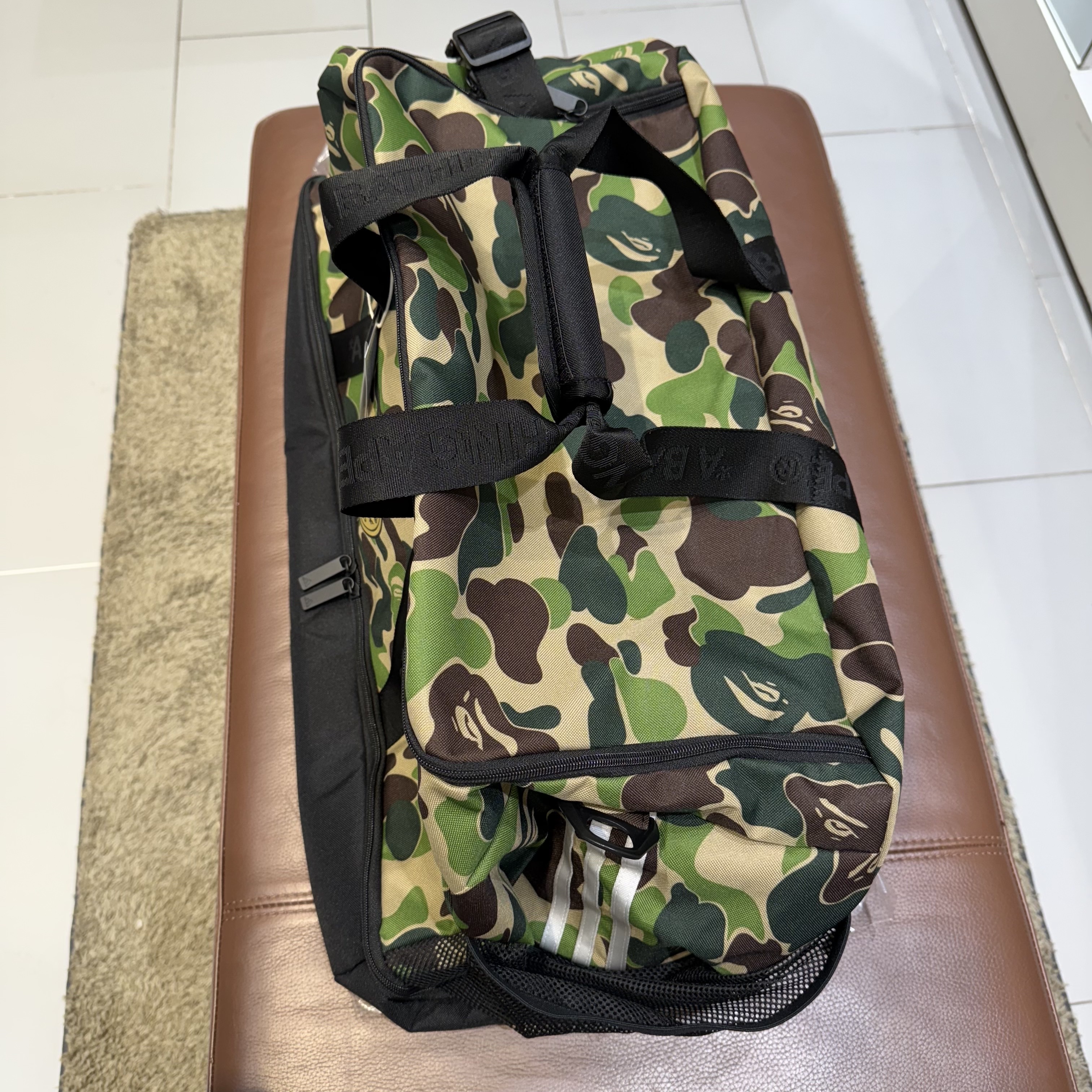 Adidas x BAPE Duffle Bag Crew Green 착용 스타일 - 2