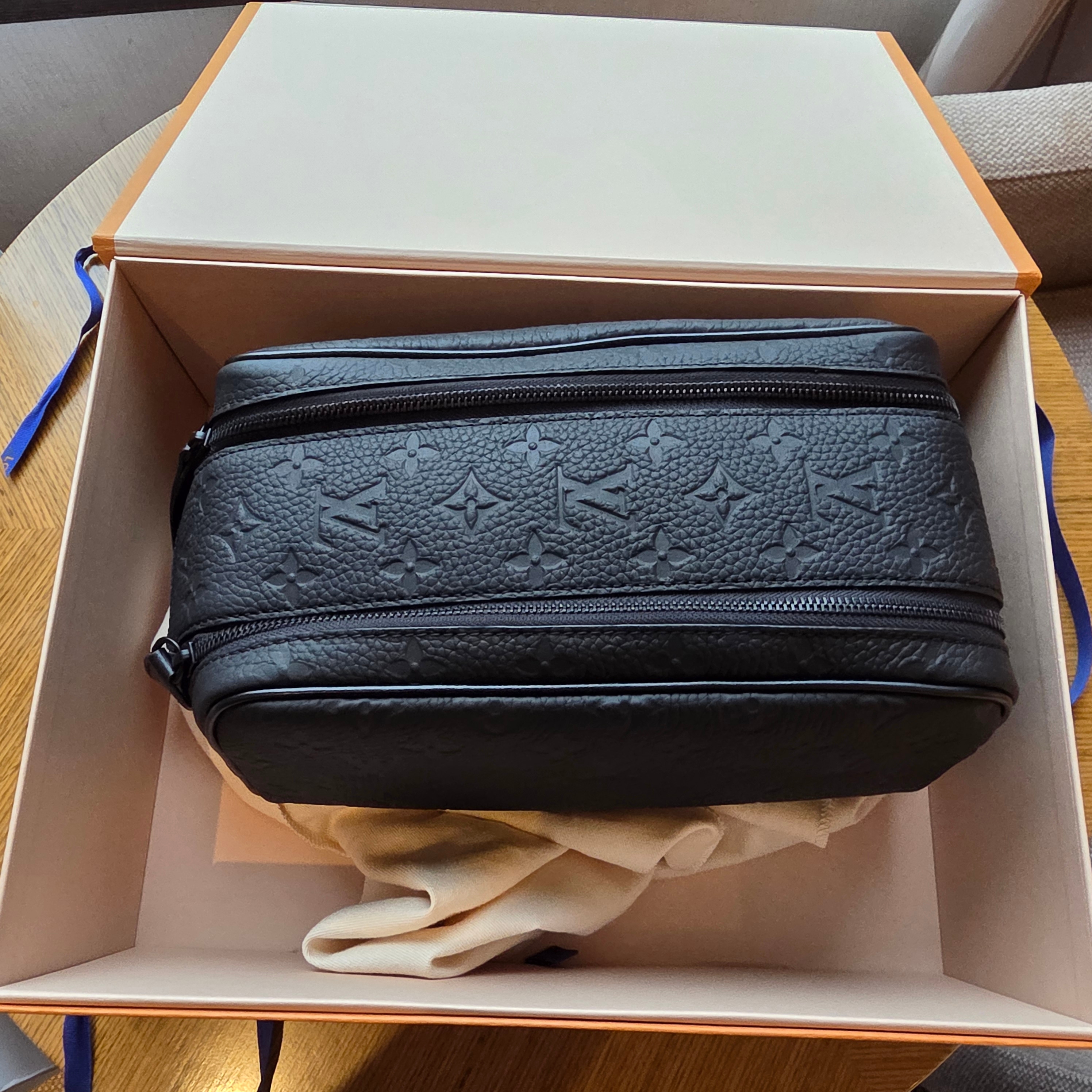 Louis Vuitton Dopp Kit Toilet Pouch Monogram Eclipse, Louis Vuitton Locker Dopp Kit Monogram Eclipse 착용 스타일 - 2