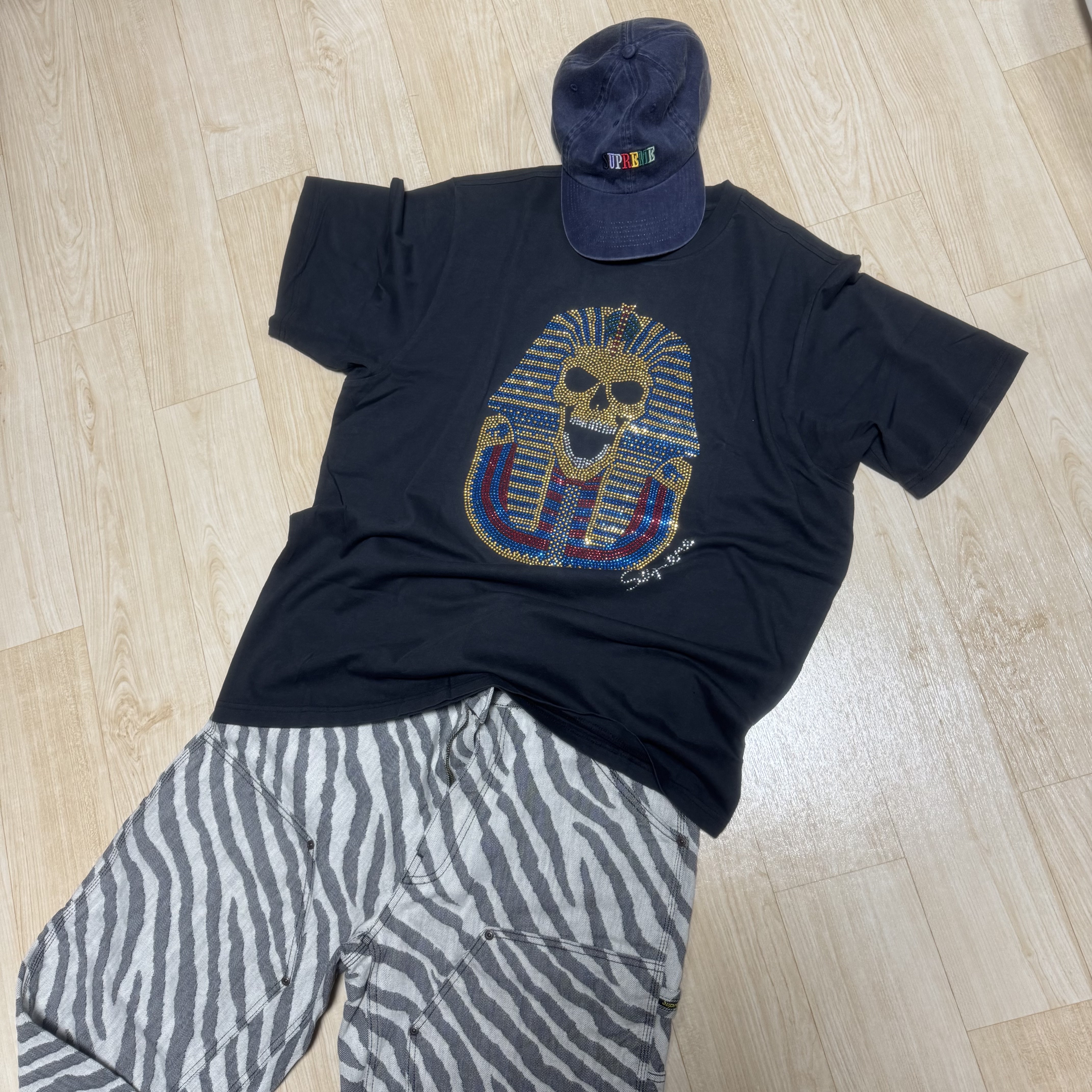 Supreme Double Knee Painter Pant Zebra - 24SS, Supreme King Tut S/S Top Black - 25FW 착용 스타일 - 1