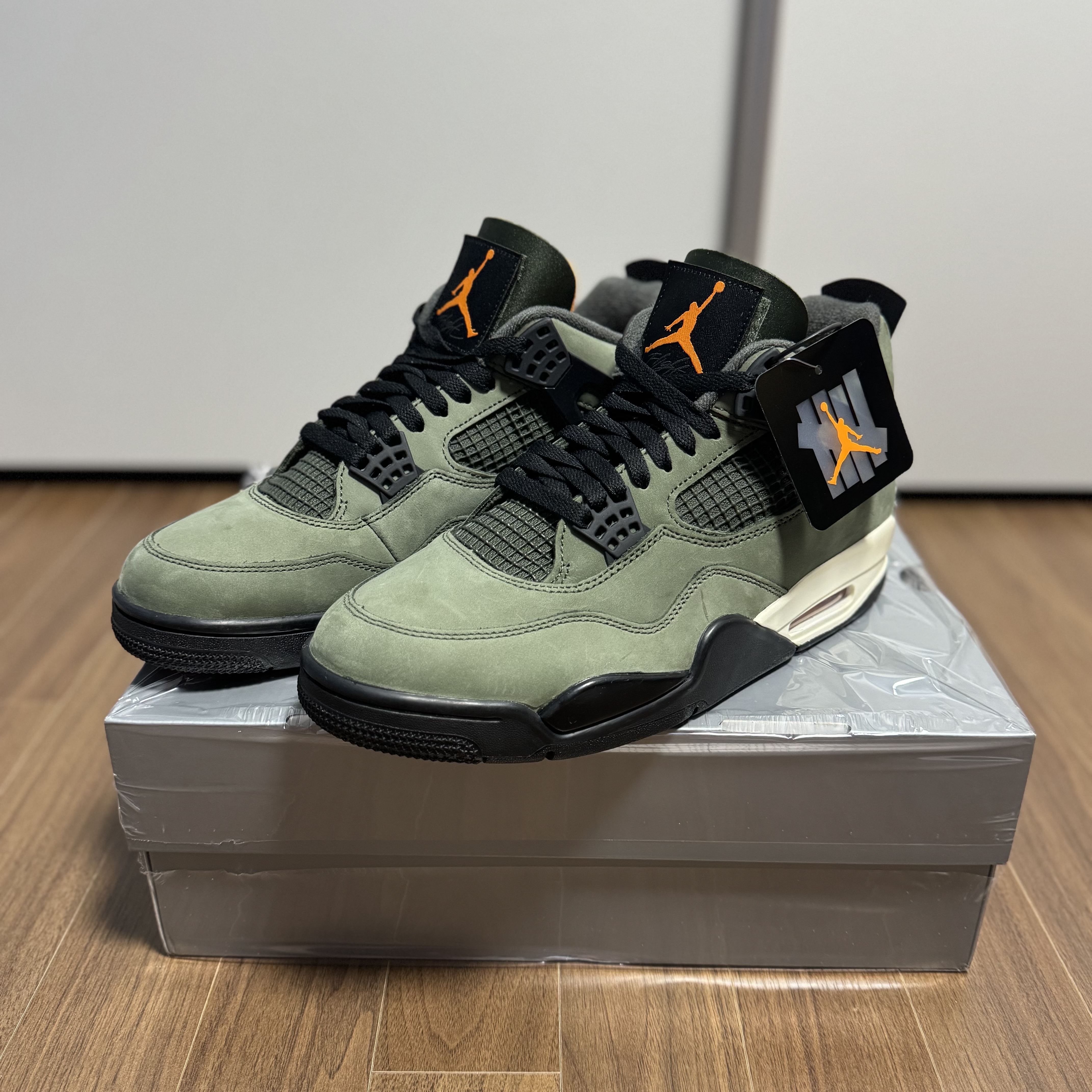 Jordan 4 x Undefeated Retro OG SP Deep Green and Clementine 착용 스타일