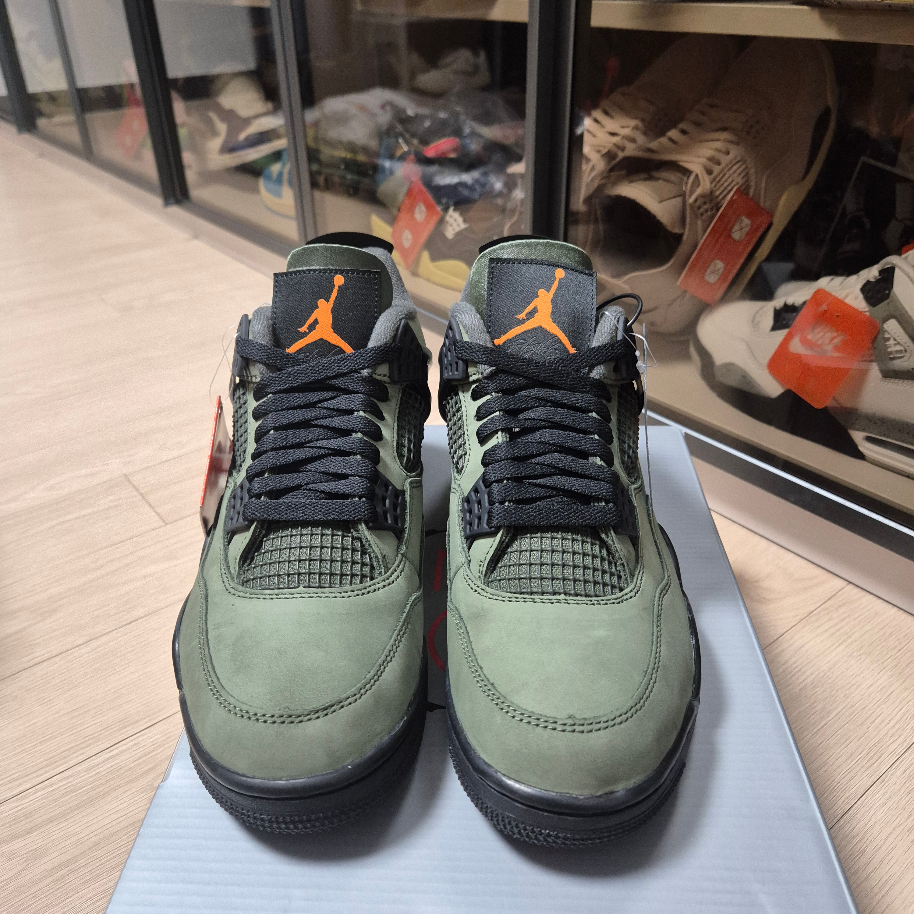 Jordan 4 x Undefeated Retro OG SP Deep Green and Clementine 착용 스타일 - 2