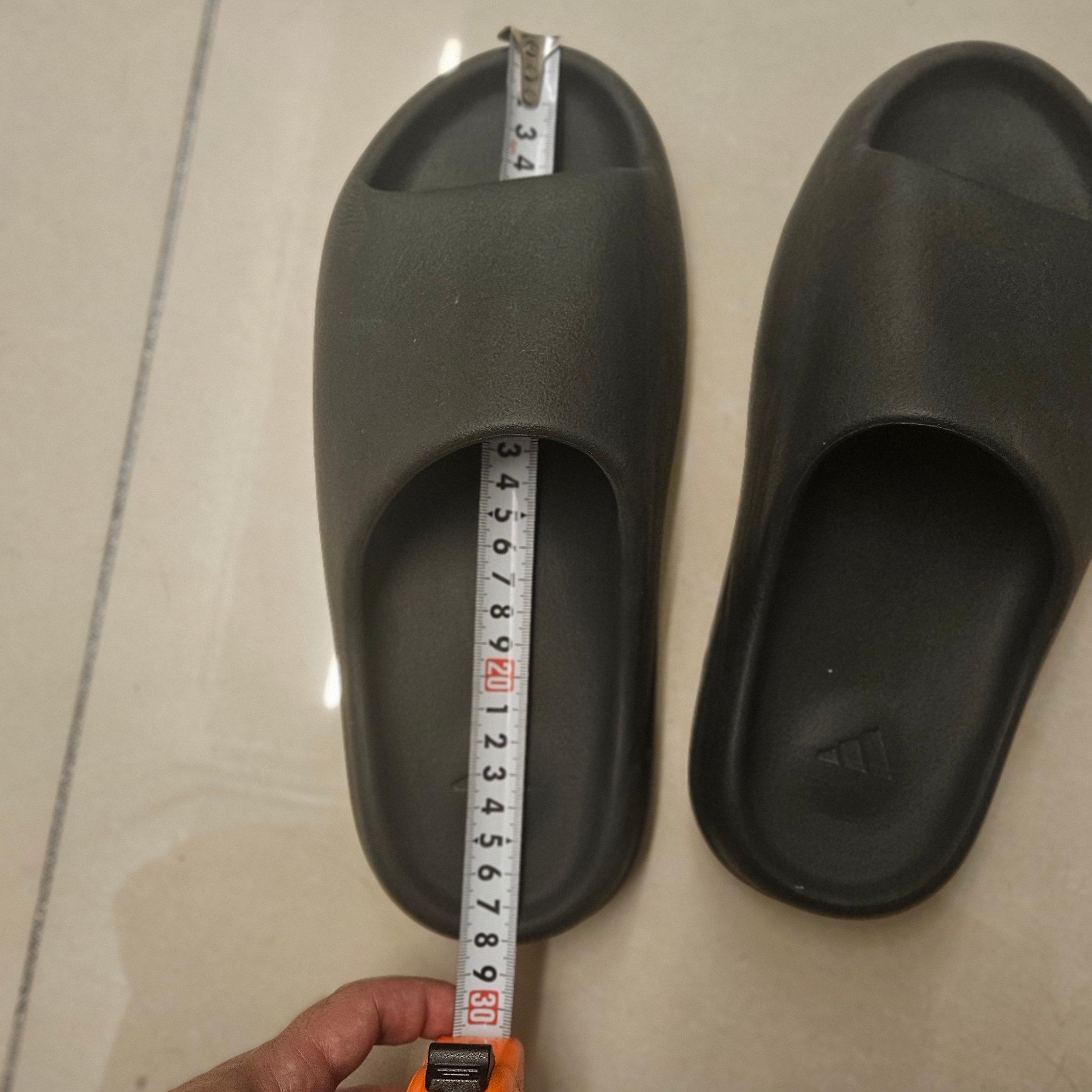 Adidas Yeezy Slide Dark Onyx 2024 착용 스타일 - 1