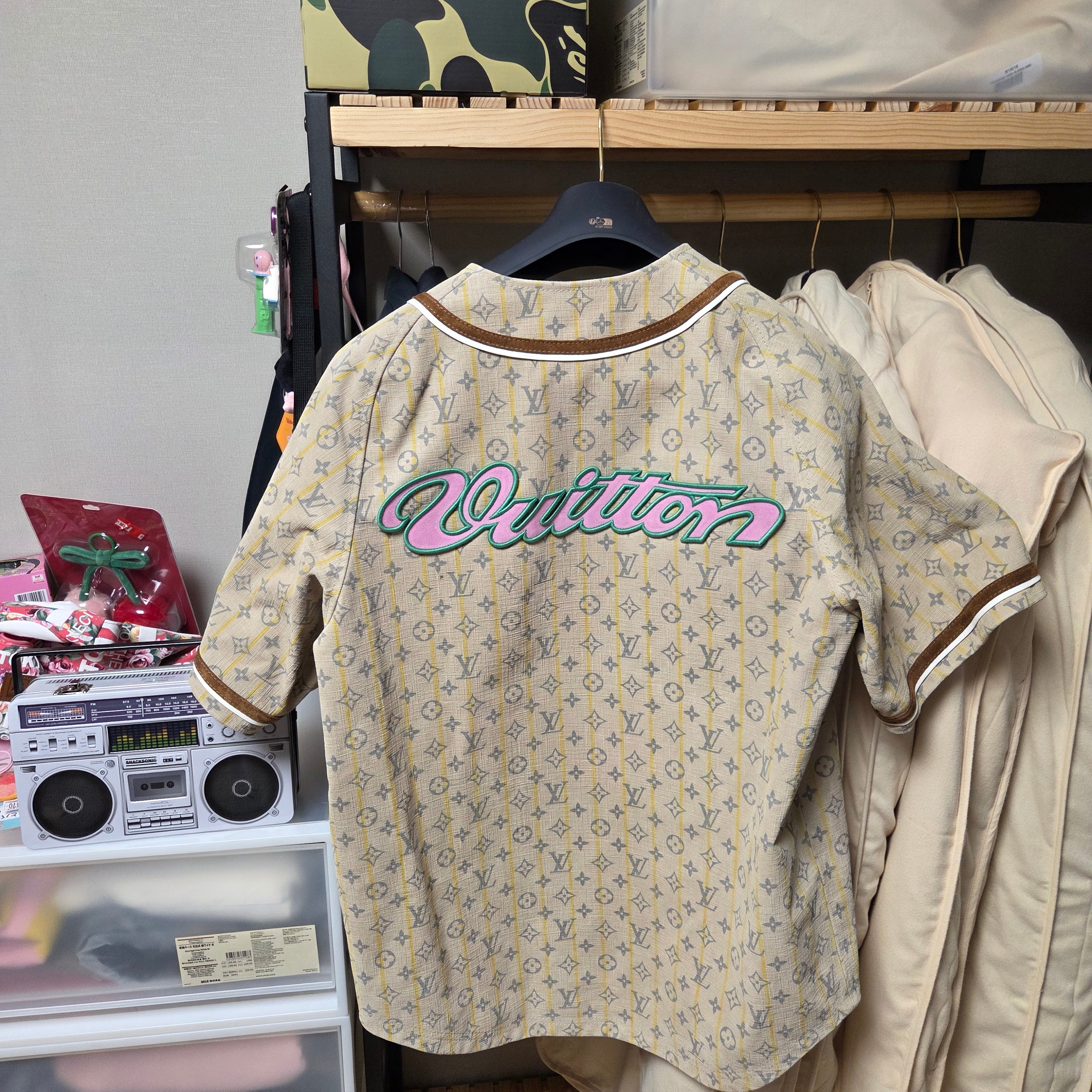 Louis Vuitton Signature Varsity Blouson Black White 착용 스타일 - 2