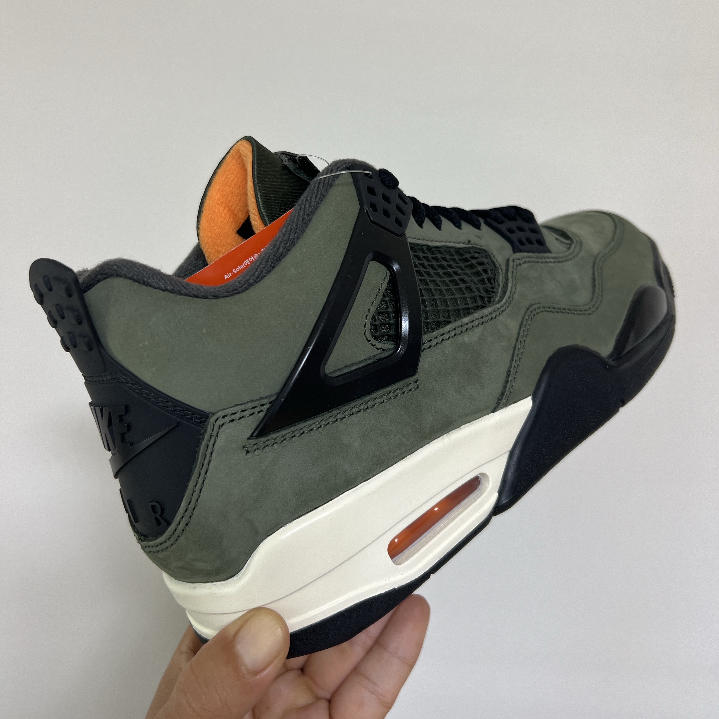 Jordan 4 x Undefeated Retro OG SP Deep Green and Clementine 착용 스타일 - 2