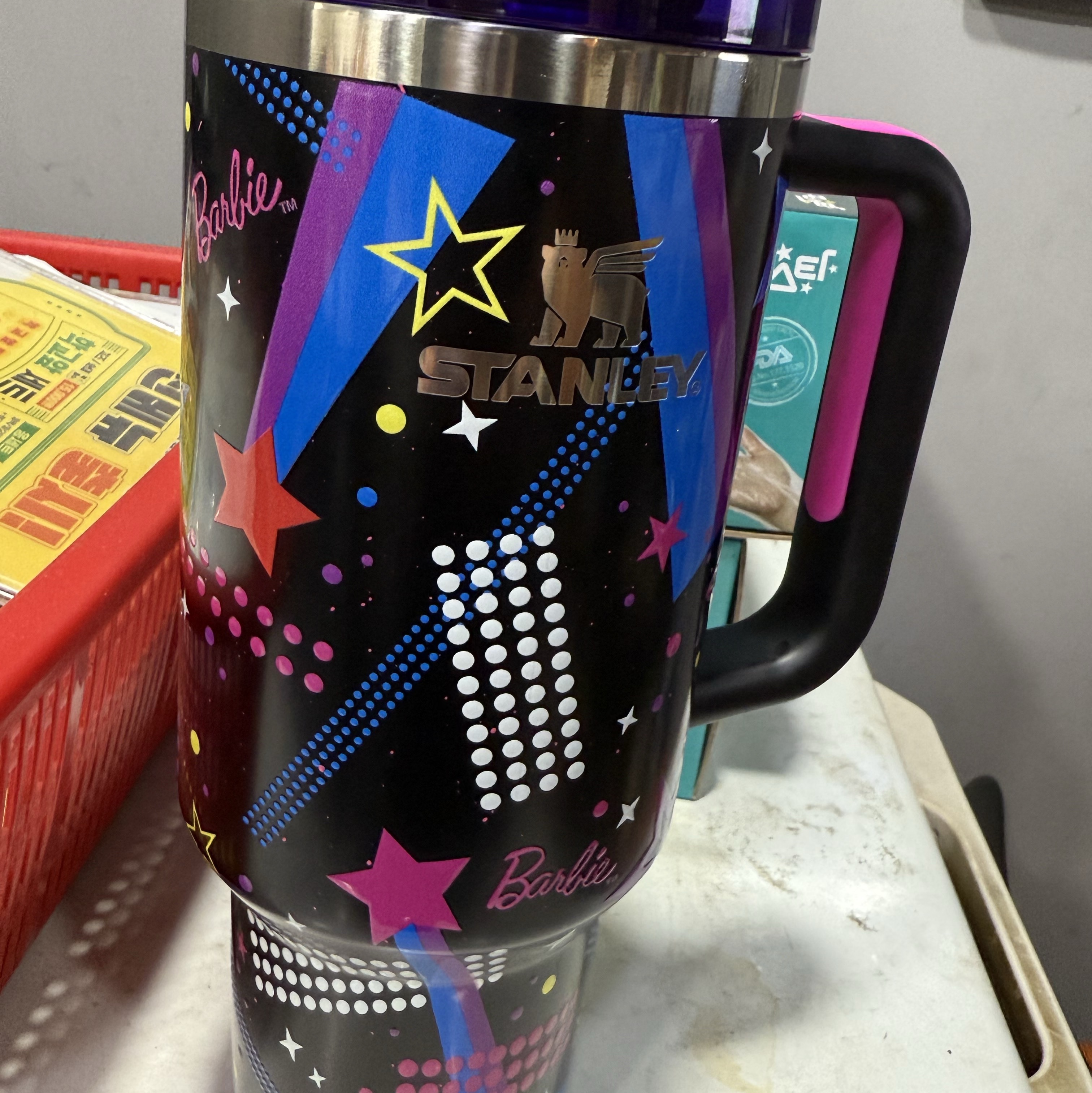 Stanley x Barbie Quencher H2.0 FlowState Tumbler 1.18L 80’s Rockers Black 착용 스타일