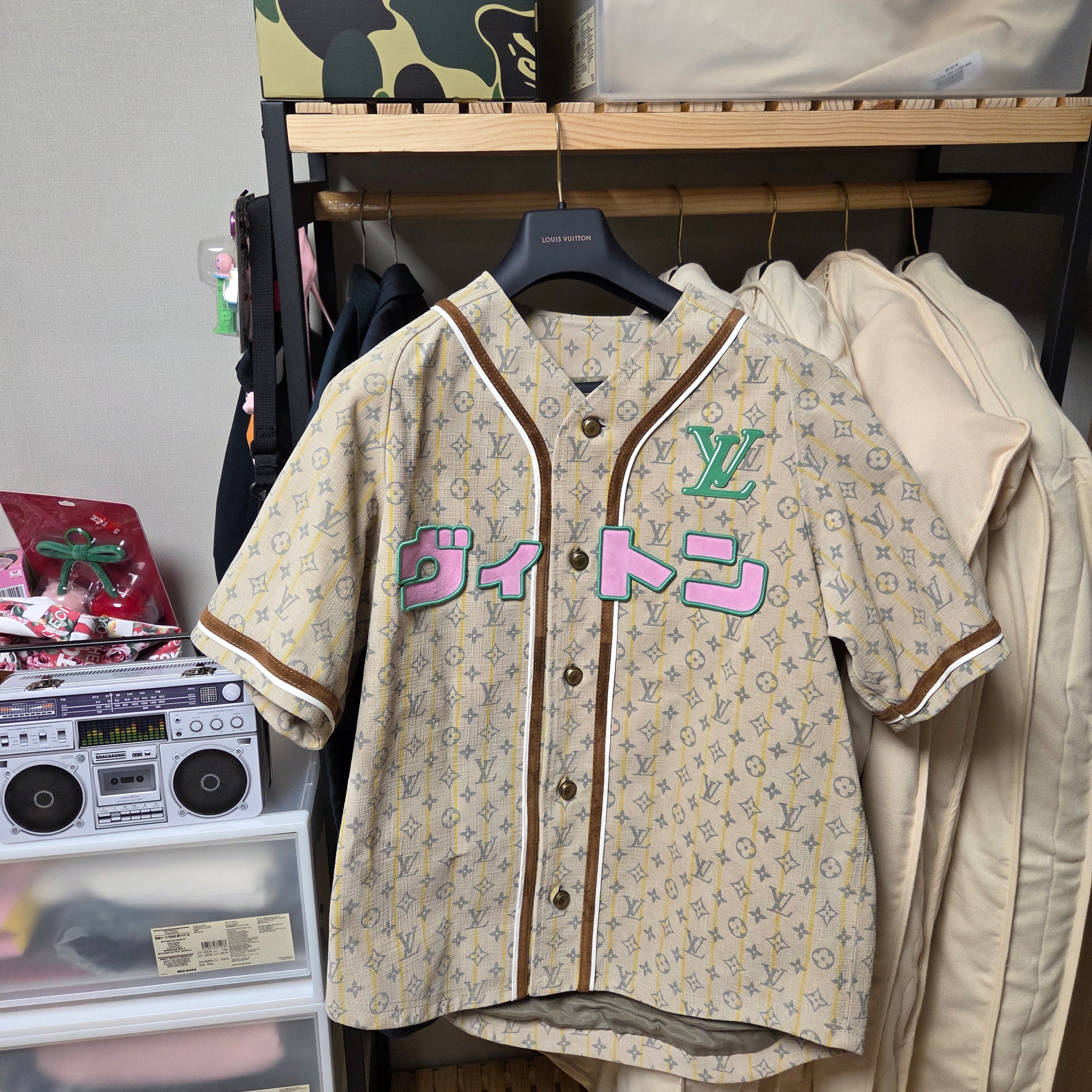 Louis Vuitton Signature Varsity Blouson Black White 착용 스타일 - 1