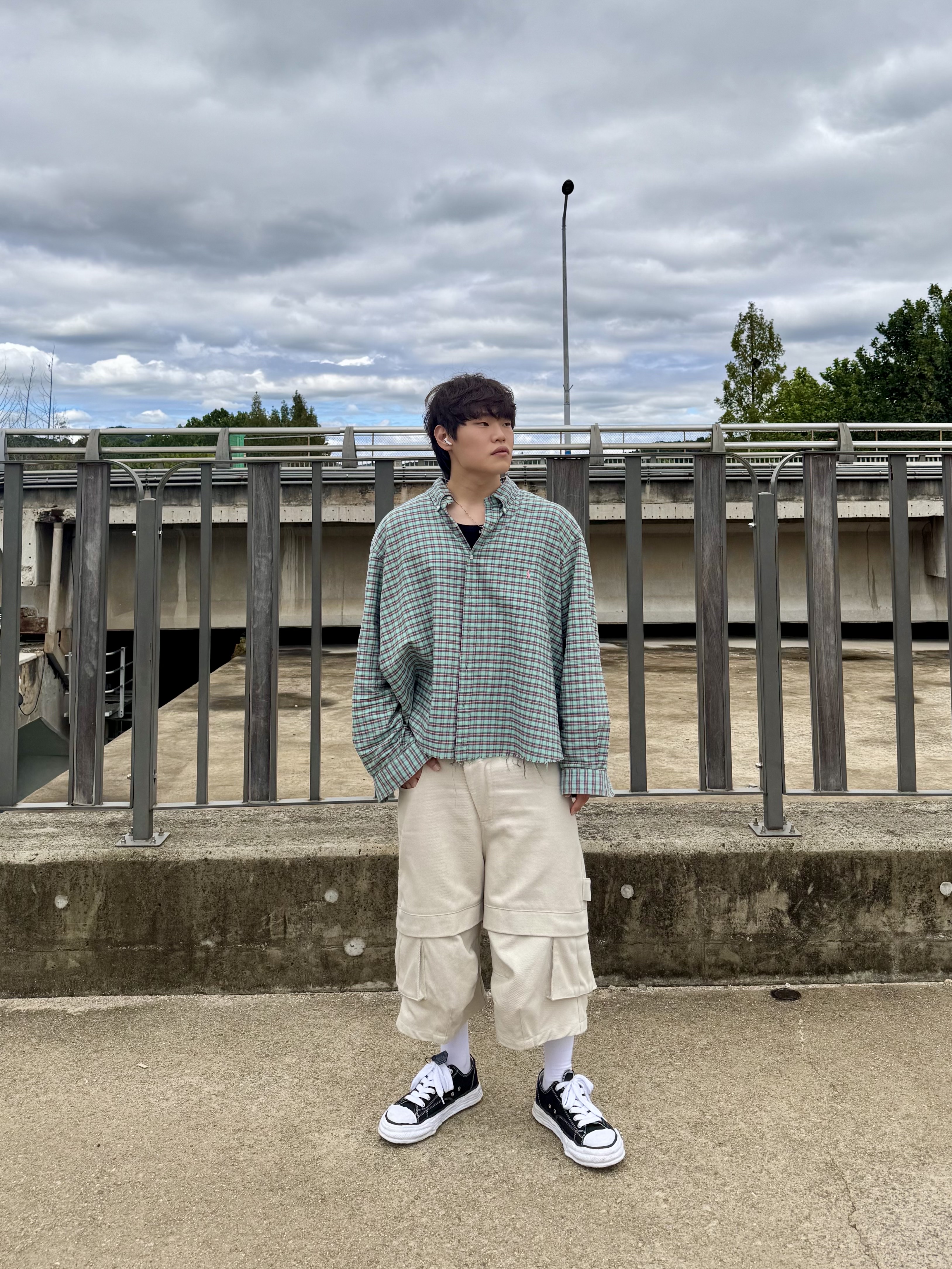 Maison Mihara Yasuhiro Peterson23 OG Sole Canvas Low-top Sneakers Black, Kamien Titan Bermuda Pants Beige 착용 스타일 - 4