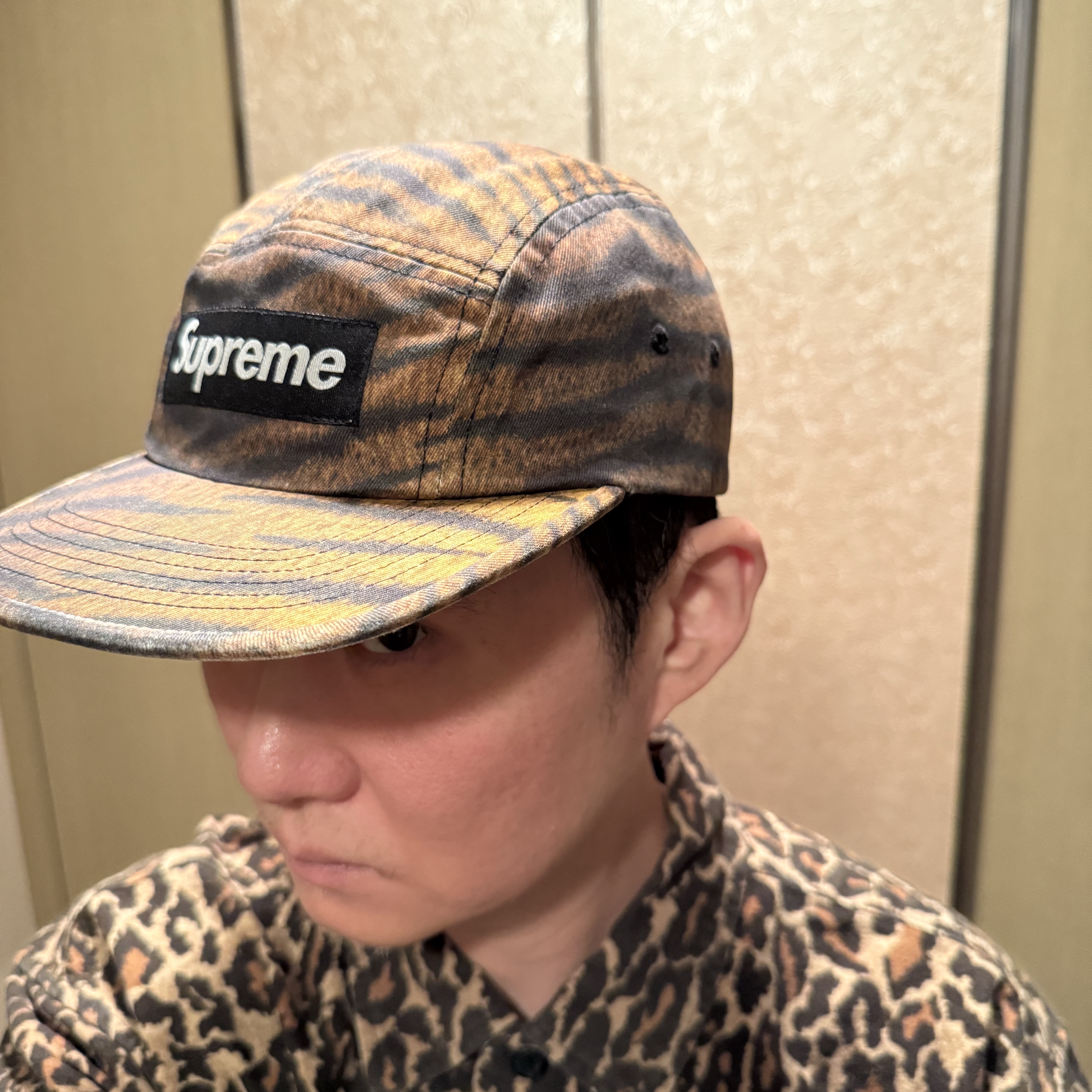 Supreme Washed Chino Twill Camp Cap Tiger - 25FW, Supreme Flannel Pajama Shirt Leopard - 25FW 착용 스타일 - 3