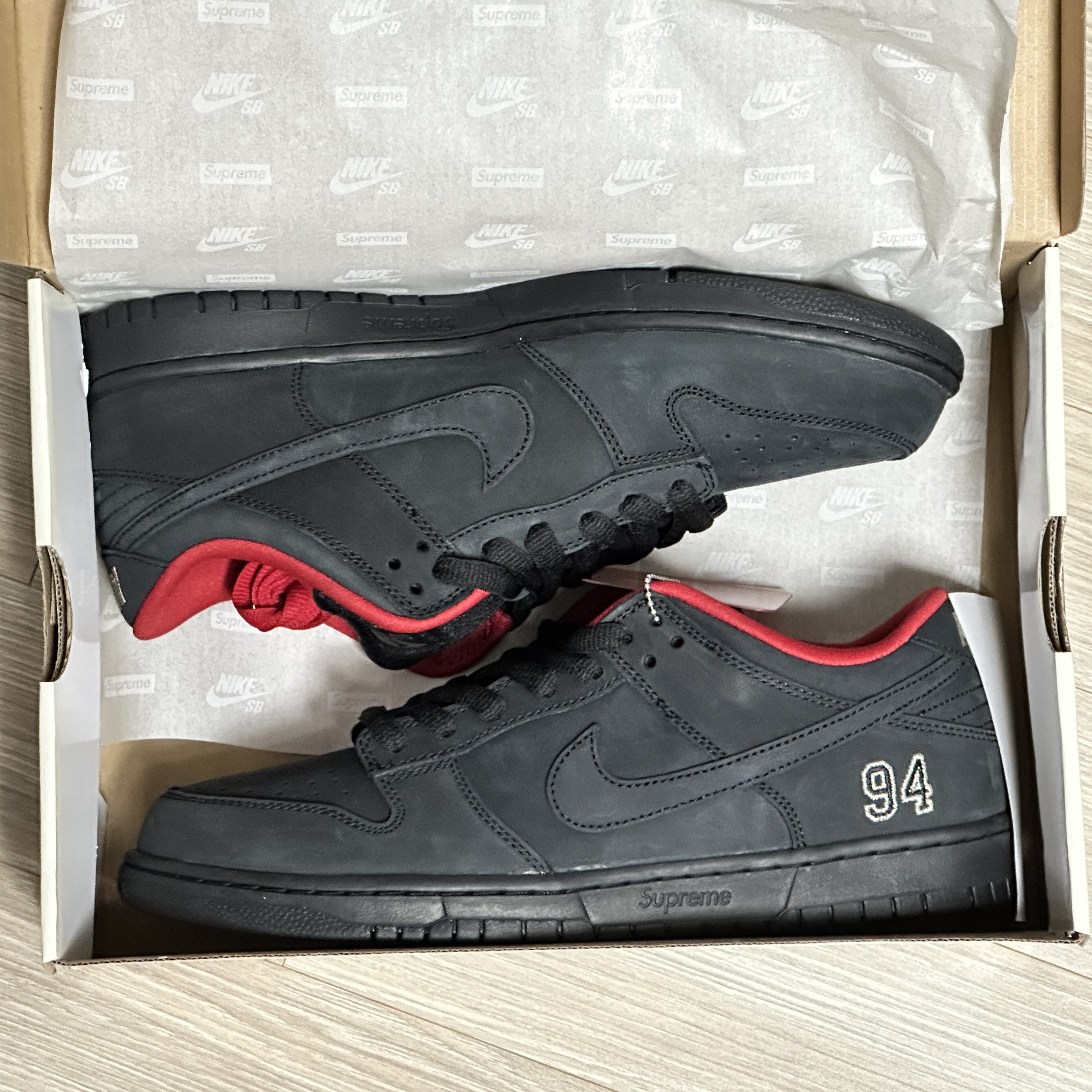 Nike x Supreme SB Dunk Low Black 착용 스타일 - 1