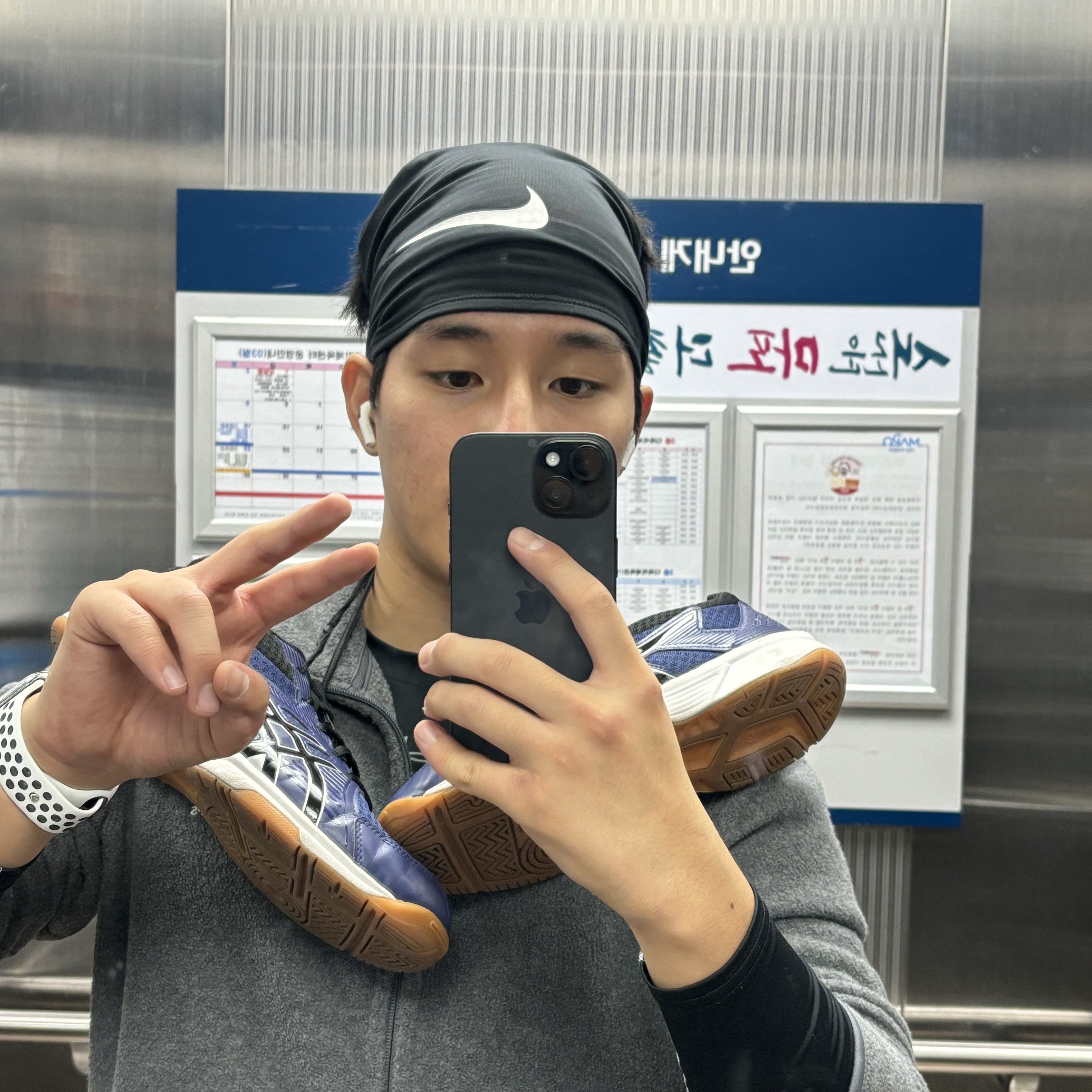 Nike Academy Dri-Fit Football Neck Warmer Black White 착용 스타일